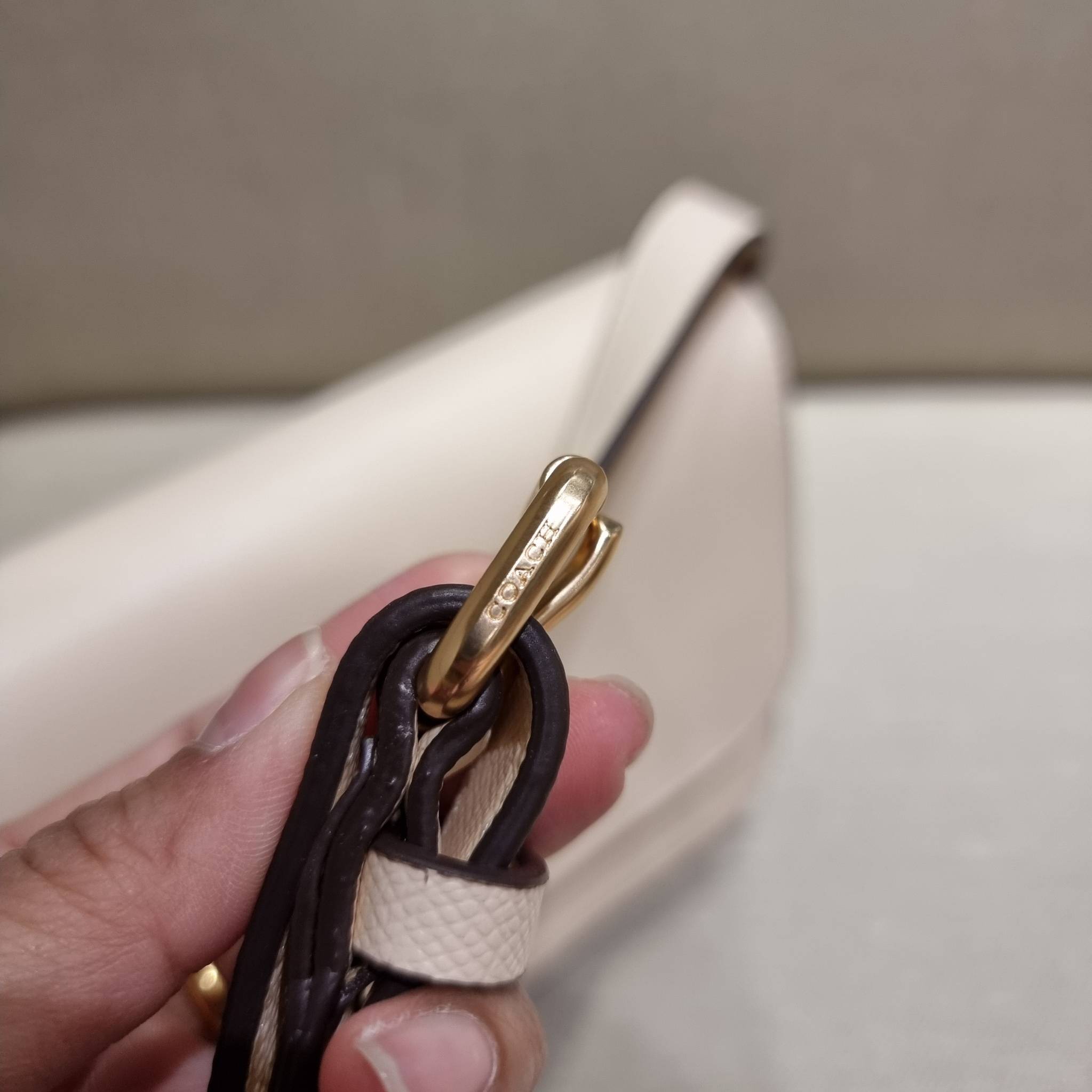 COACH C5632 BRYNN FLAP CROSSBODY แซ่บที่สุด ใหม่ที่สุด!! คอลเลคชั่นใหม่!! มองยังไงก็หลงรักละสายตาไม่ไหว กระเป๋าสะพายข้างลุคไฮน์ ที่ดีไซน์ออกมาได้ปัง และดูแพงมากๆ ด้วยดีเทลคลาสสิค รูปทรงใช้งานง่าย เรียบๆแต่มีดีเทล วัสดุหนัง crossgrain สวยคม!!! เปิด-ปิดด้วย