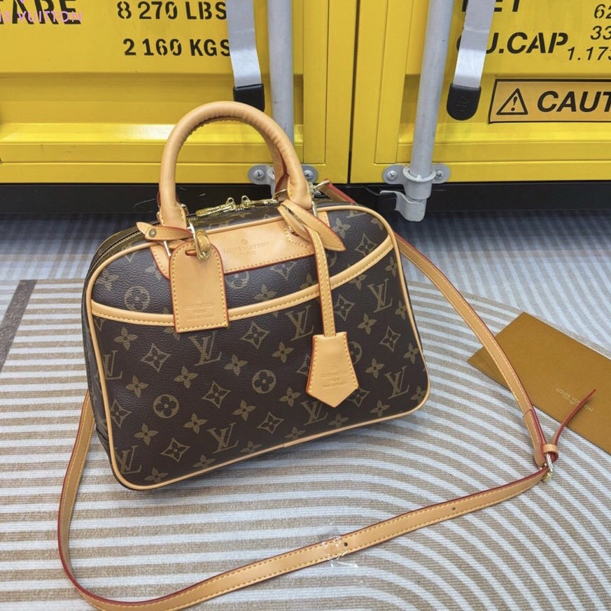 LV Monogram Trouville Handbag กระเป๋าสะพายดีไซน์คลาสสิควินเทจ รูปทรงใช้งานง่ายสะดวกคล่องตัว เรียบง่าย หรู ดูผู้ดี ปากกระเป๋ามีซิปเปิดปิด ภายในโล่งกว้าง พร้อมเสิร์ฟให้ในราคาน่ารักๆ