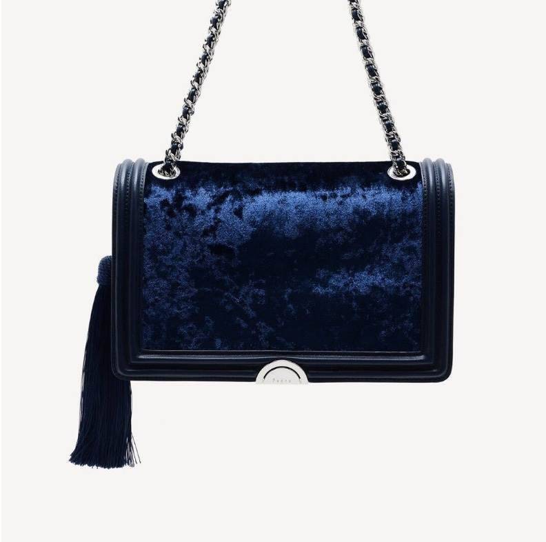 Pedro Velvet Tassel shoulder Bag รุ่นใหม่ชนช้อป!! จากแบรนด์ในเครือ charles&keith กระเป๋าสะพายข้างทรงกล่อง ตั้งอยู่ทรง สายสะพายโซ่ร้อยหนัง อะไหล่ทองทั้งใบ ด้านข้างประดับพู่สุดหรูสามารถสะพายได้ทั้งสายเดี่ยวและสายคู่ ภายในมีช่องซิปแยก สามารถใส่กระเป๋าสตางค์ท