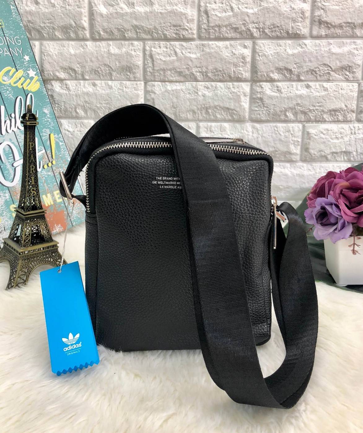 ADIDAS MESSENGER BAG กระเป๋าสะพายข้าง หรือ crossbody วัสดุ pu. น้ำหนักเบา ด้านหน้ามีโลโก้แบรนด์ ตัวกระเป๋า แบ่ง 3 ช่องซิป ช่องซิปหลักกว้าง ใส่ wallet ยาวได้ มาพร้อมสายยาวปรับได้ค่ะ