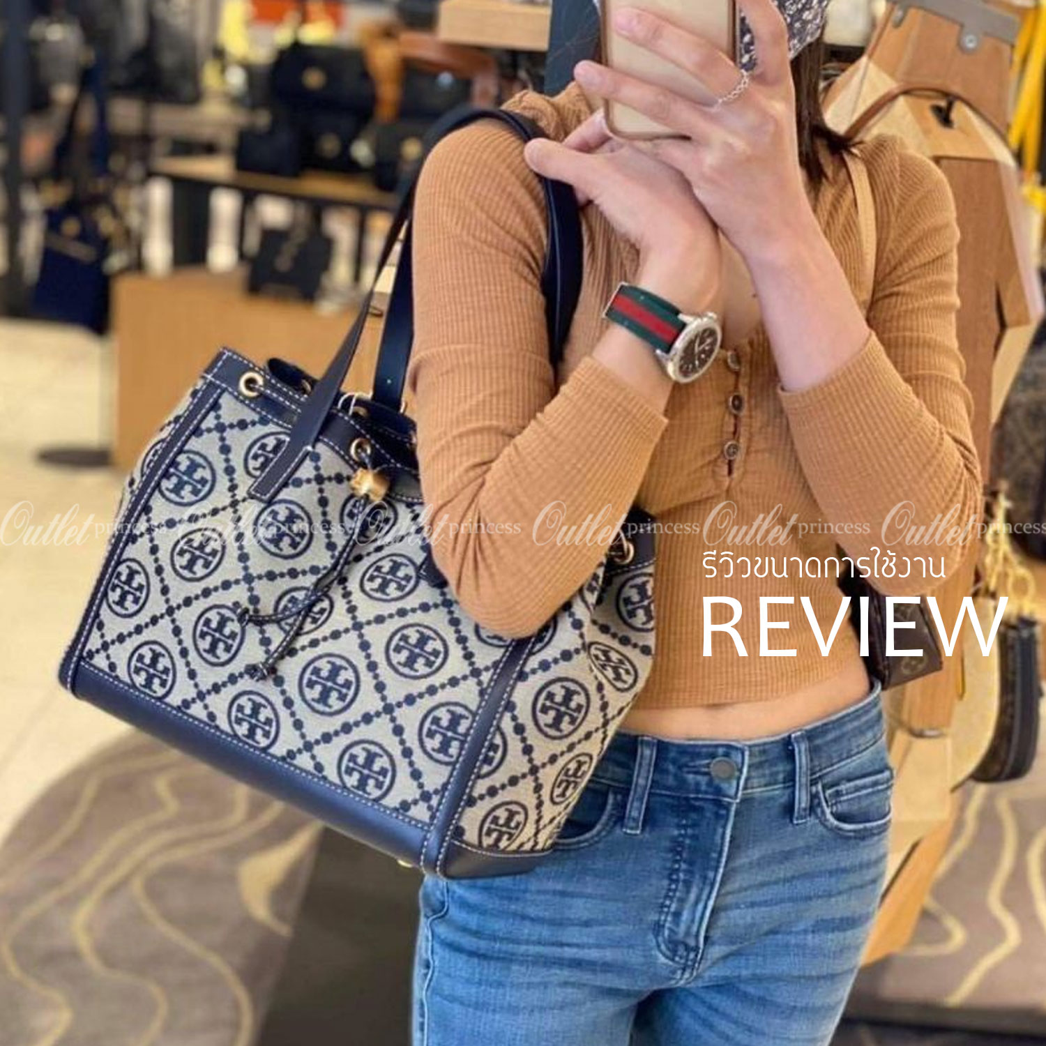 TORY BURCH FACTORY MONOGRAM JACQUARD TOTE BAG กระเป๋าถือหรือสะพายรุ่นล่าสุดดีไซน์ยอดนิยมจาก TORY BURCH FACTORY OUTLET วัสดุ Woven Jacquard & Leather ทอลาย Jacquard Singnature แบรนด์รอบใบสวยอยู่ทรงเป็นเอกลักษณ์ เปิดปิดแบบ Drawstring ขนาดใหญ่กำลังดี กว้างแล