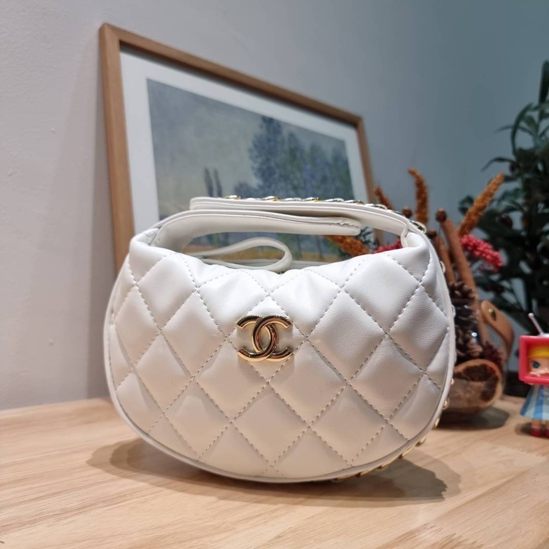 Chanel Pouch Hot item 2023 กระเป๋าสะพายกึ่งพอช ใบเล็กน่ารักน่าใช้ ถือไปไหนก็อัพลุคปัง วัสดุหนังแกะ สัมผัสนิ่มมือ หูจับในตัว ปรับได้อีกเล็กน้อย มาพร้อมสายสะพายโซ่