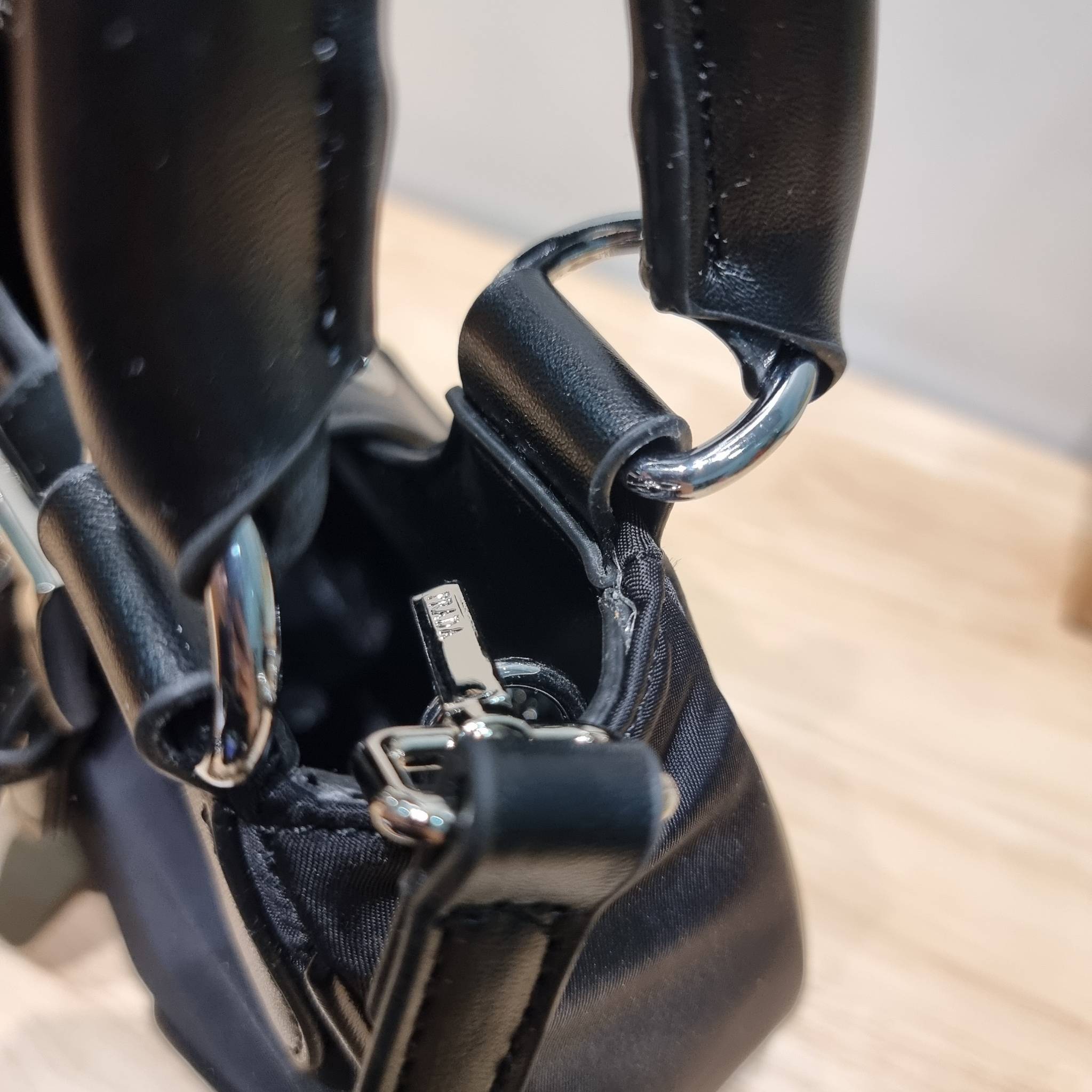 Prada Moon bag / PRADA RE-NYLON AND LEATHER MOON PADDED BAG ใหม่ล่าสุด กับคอลที่ใครๆเห็นก็ต้องรัก ขนาดกำลังน่ารัก ดีไซน์สวยดุ และยังดูแพงได้อีก