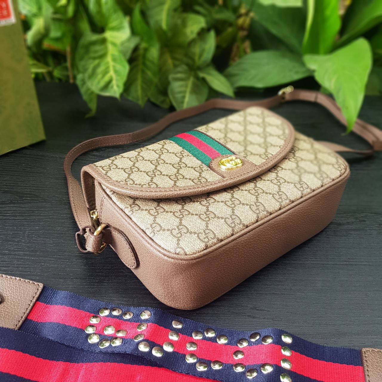 GUCCI Ophidia mini GG shoulder bag กระเป๋าถือ กระเป๋าสะพายทรงสวย ดีไซน์ที่เป็นเอกลักษณ์ จะถือเป็นครัช สะพายไหล่ หรือครอสบอดี้ก็สวยลงตัวได้ทุกสไตล์