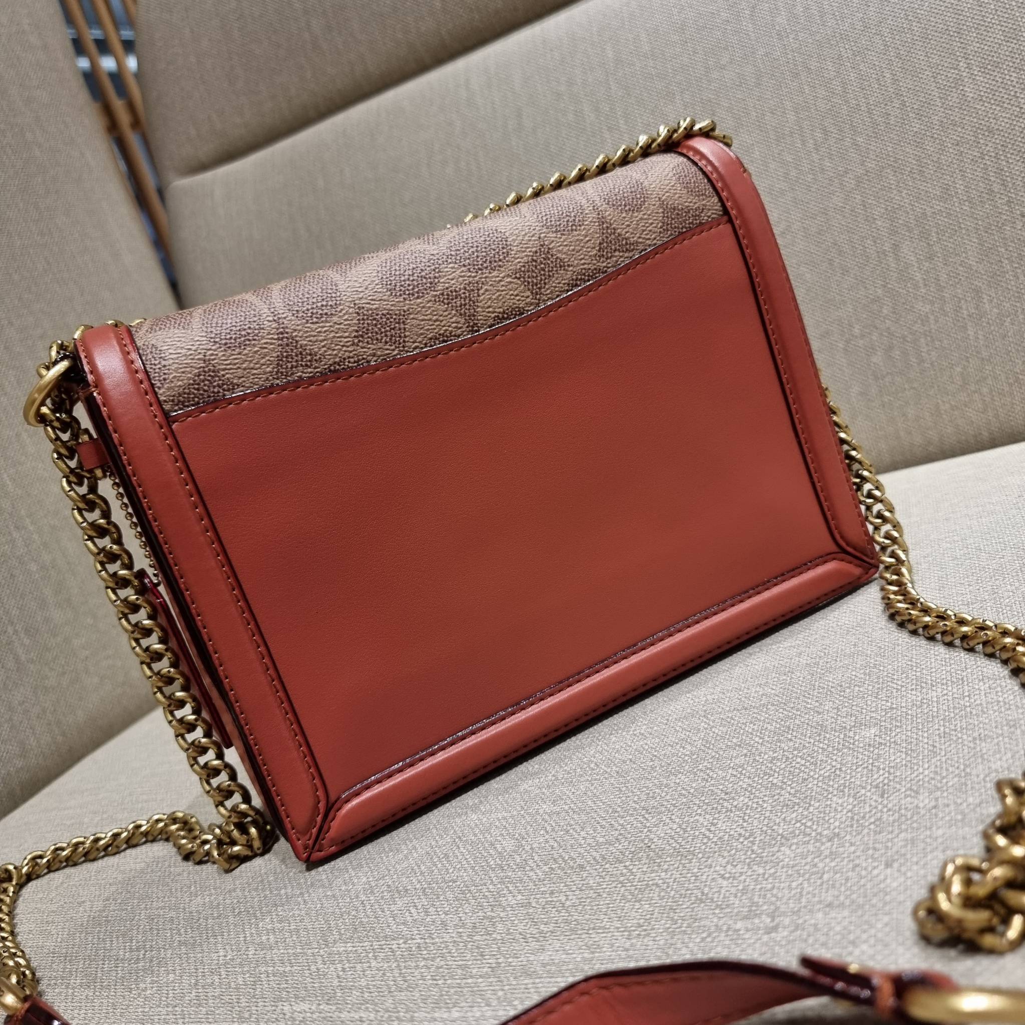 COACH 3492 HUTTON SHOULDER BAG IN SIGNATURE CANVAS sold out ไปกันทั่วหน้าในหลายประเทศ กับกระเป๋าสะพายที่สุดของความหรู ดีไซน์คลาสสิควินเทจ ลูกเล่นสีแทนสนิมตัดกับอะไหล่สีทองเหลืองดูย้อนยุคและหรูหรา วัสดุหนังแคนวาสสลับหนังแท้ สายสะพายโซ่สลับหนัง ปรับสะพายได้