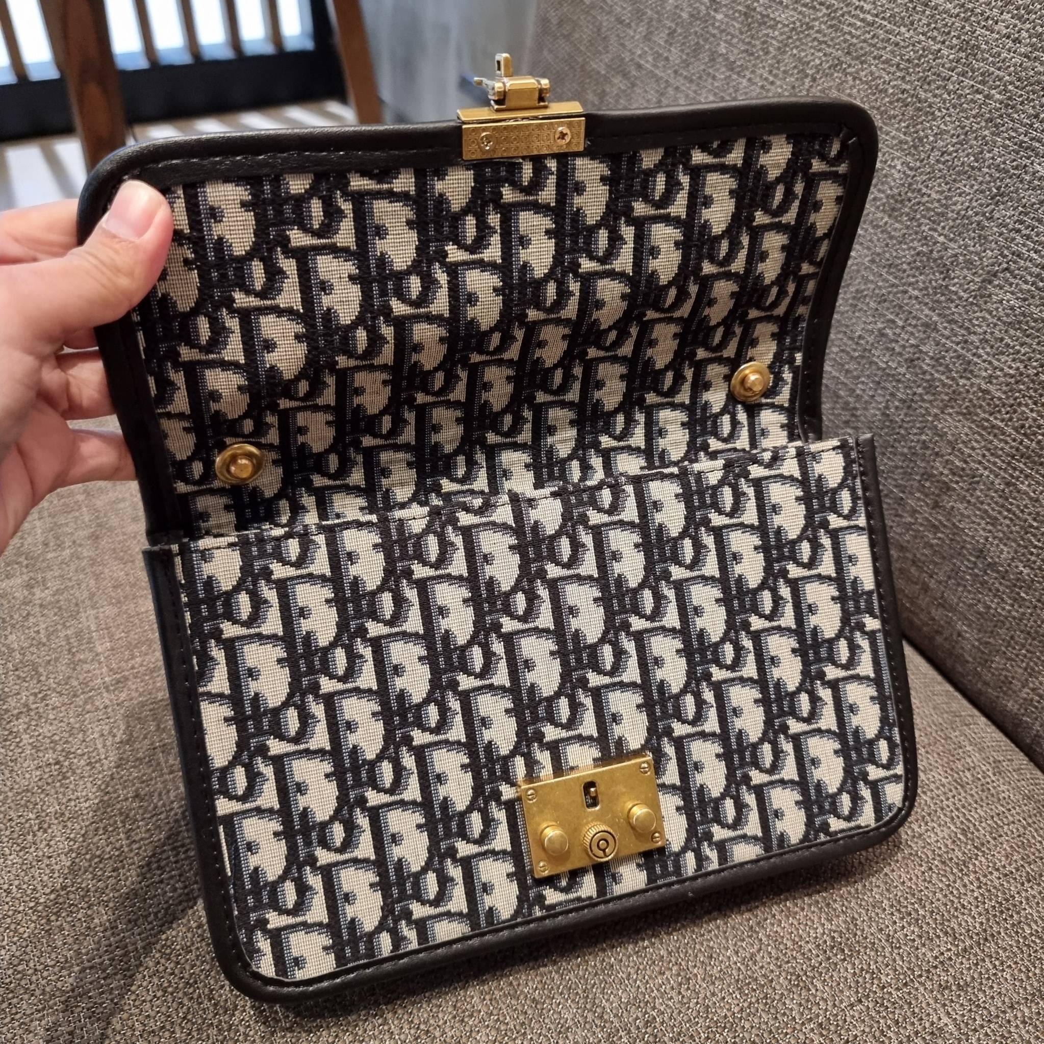 DIOR CD ADDICT FLAP BAG กระเป๋าสะพายดีไซน์คลาสสิค สวยผู้ดี โดดเด่นด้วยโลโก้และอะไหล่ตัวล็อคสีทอง เพิ่มดีเทลความหรูขึ้นไปอีก วัสดุผ้าแคนวาสทอลวดลายเอกลักษณ์ ภายในเป็นช่องโล่ง มีช่องซิป สายสะพายโซ่ในตัว ปรับใช้ได้ 2 แบบ สะพายข้าง หรือสะพายโซ่คู่ที่ไหล่ก็สะด