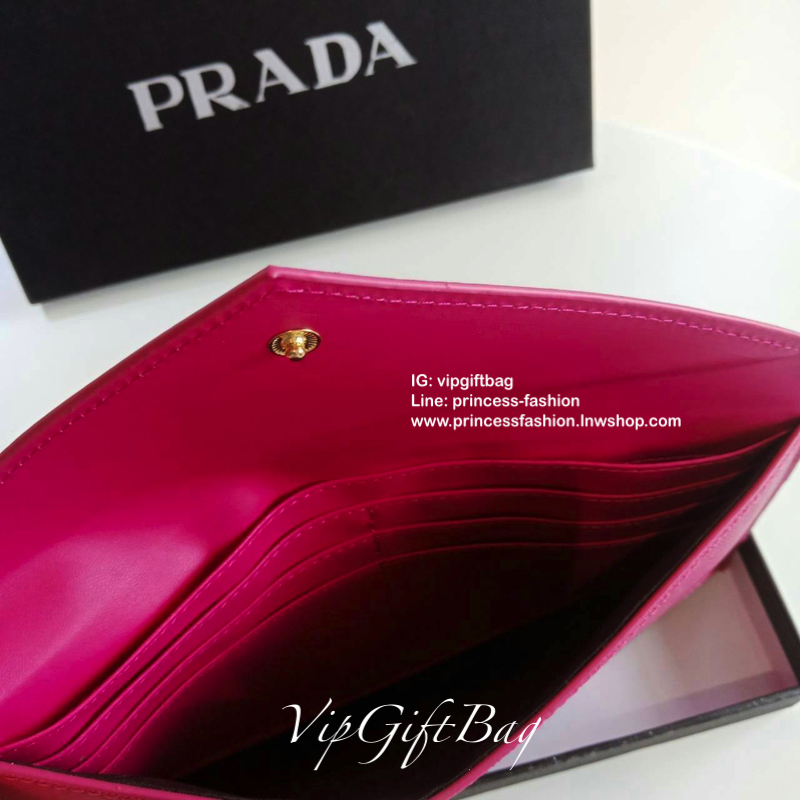 พร้อมส่งครบสีค่าาา กระเป๋าสตางค์ยาว *ทรงหรู จากงานพรีเมี่ยมกิ้ฟ จากเคาเตอร์ต่างประเทศ จากแบรนด์ PRADA ลายหนัง saffiano ของแท้ 100% เปิดปิดฝาพับ มีช่องใส่บัตร 6 ช่อง ด้านในมีช่องใหญ่2ช่อง ใส่ได้ถึงแบงค์พัน หรือจะใส่มือถือได้ถึง Iphone+ และช่องซิปใส่ของจุกจ