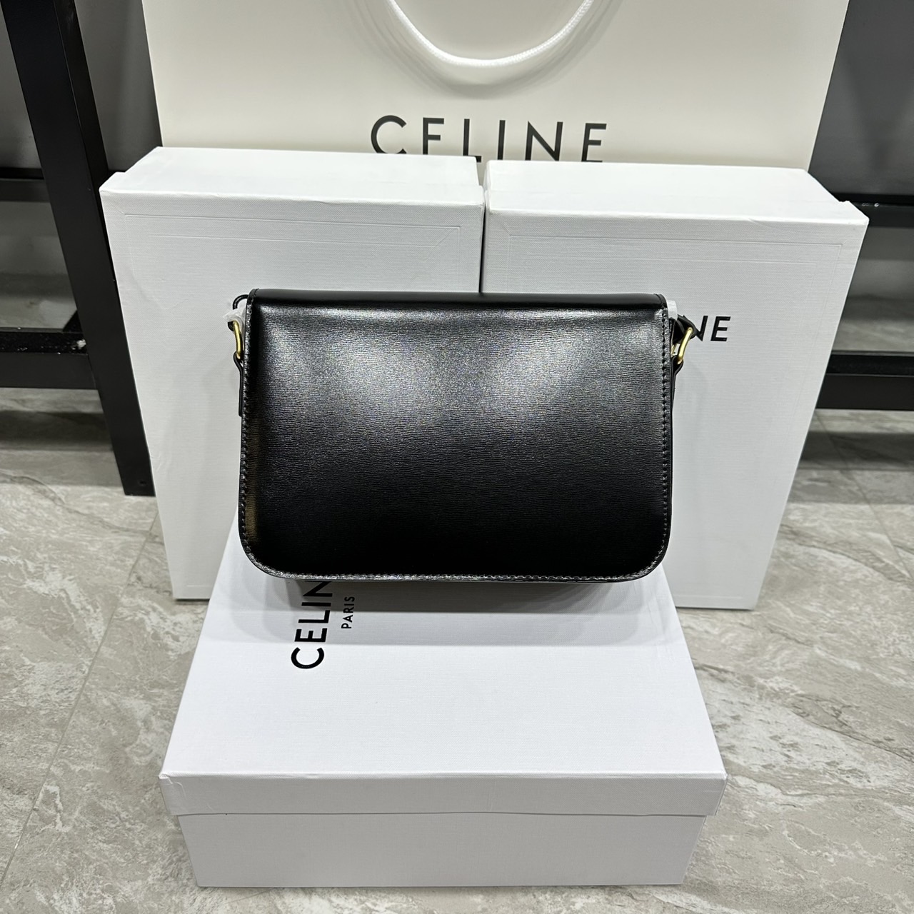 ORI หนังแท้ | 9" CELINE CLASSIQUE TRIOMPHE bag in natural leather กระเป๋าสะพายรุ่นยอดนิยม ด้วยรูปทรงสี่เหลี่ยมผืนผ้า ดีไซน์คล่องตัวถ่ายทอดให้เห็นถึงแก่นแท้ของสไตล์