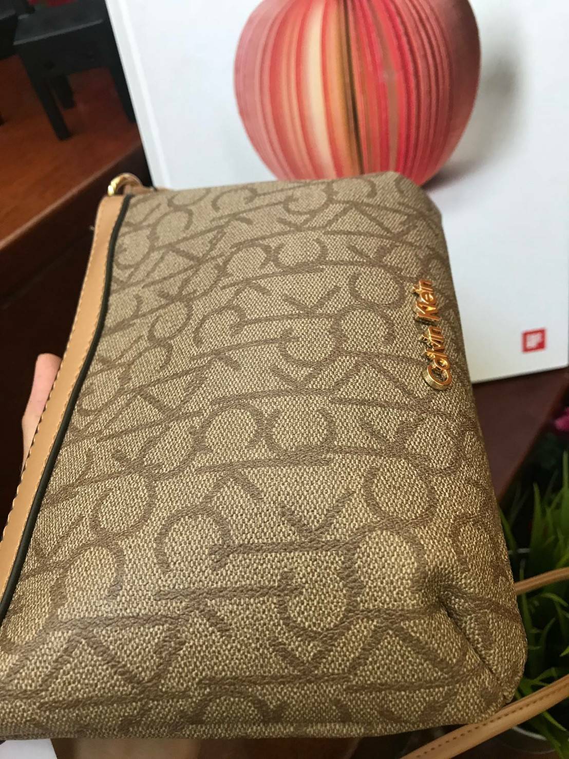 Calvin klein mini crossbodyBag กระเป๋าสะพายทรงครอสบอดี้ มีลายแบรนด์เป็นซิกเนเจอร์รอบใบทั้งภายในและภายนอก เปิดปิดด้วยซิปเดียวใช้งานง่าย ใบมินิน่ารัก ใส่ธนบัตร บัตรต่างๆ เครื่องสำอางค์ของจุกจิกได้ ต้องมีสะพาย นับเป็นตัวเลือกที่น่าสนใจสำหรับคนที่กำลังมองหากร