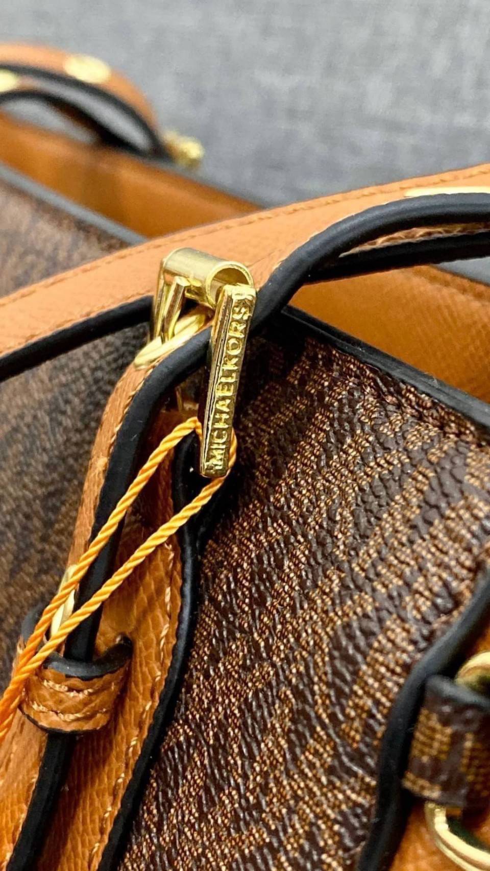 MICHAEL KORS TOTE BAG กระเป๋าสะพายไหล่ทรง Tote ใบใหญ่กำลังดีหนัง Saffiano สวยหรูอยู่ทรง ด้านหน้าประดับโลโก้สีทองสวย พร้อมอะไหล่ห้อยแบรนด์ ภายในมี 2 ช่องหลัก 1 ช่องซิปกลาง และช่องเล็ก ใส่ของจุกจิก และสายห้อยกุญแจ กว้างและจุ ใส่ ipad เอกสาร A4 กระเป๋าสตางค์