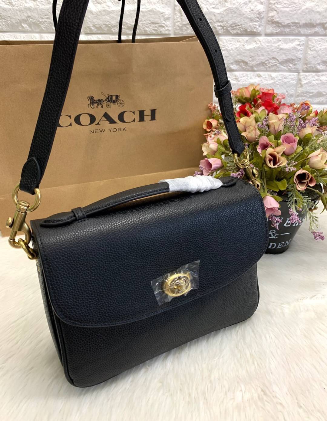 COACH CASSIE CROSSBODY BAG((68349//68348)) พร้อมส่งค่ะ! รุ่นฮิต กระเป๋าหิ้วได้//สะพายข้างหรือครอสบอดี้ร์ได้ หนังแท้นิ่มสวย เปิดปิดกระเป๋าแบบหมุนล็อค ภายในกระเป๋ามี3ช่องให้ใส่ของ แต่ล่ะช่องกว้าง สามารถใส่กระเป๋าเงินใบยาวได้;ของอื่นๆได้จุทีเดียวค่ะ ;มีช่องซ