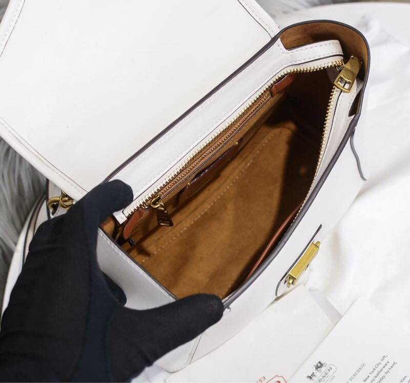 Coach Courier Carryall 23 With Floral Applique สินค้าใหม่ทรงน่ารัก ใช้แล้วดูแพงมากกก มีช่องใส่ขนาดกว้าง ใส่ของได้จำนวนมาก แถมยังสามารถถือเก๋ๆ แบบคุณนาย พร้อมทั้งสะพายเป็น crossbody ก็ได้ โดดเด่นด้วยสีส้น ดูเก๋ไม่เหมือนใครจิงๆ เปิดปิดด้วยกระดุมหมุน ใช้แล้ว