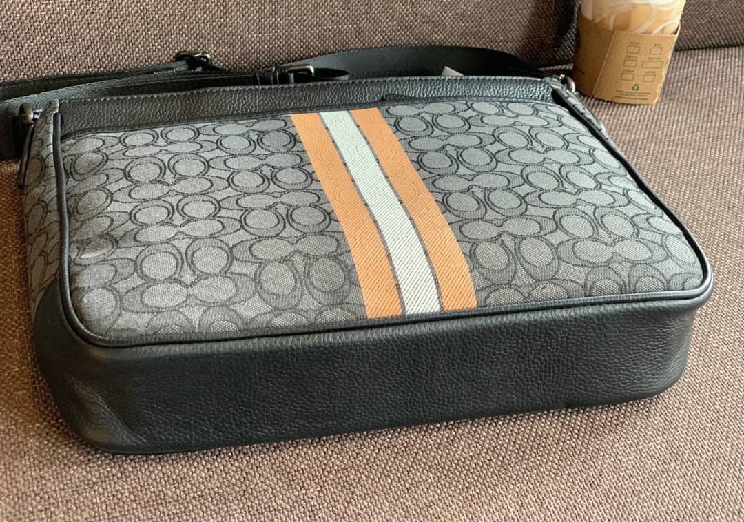 COACH THOMPSON IN SIGNATURE JACQUARD WITH VARSITY STRIPE BAG ((C5291)) พร้อมส่งที่ไทยค่ะ! กระเป๋าใส่เอกสารอเนกประสงค์ สามารถใส่A4ได้ วัสดุJacquardทอลายแบรนด์ ตัดขอบหนังแท้สวยงาม น้ำหนักบาค่ะ ด้านหน้าตัดแทบสีลงมาสวยงาม ช่องหลักเปิดปิดแบบซิป ภายในกว้างใส่สั