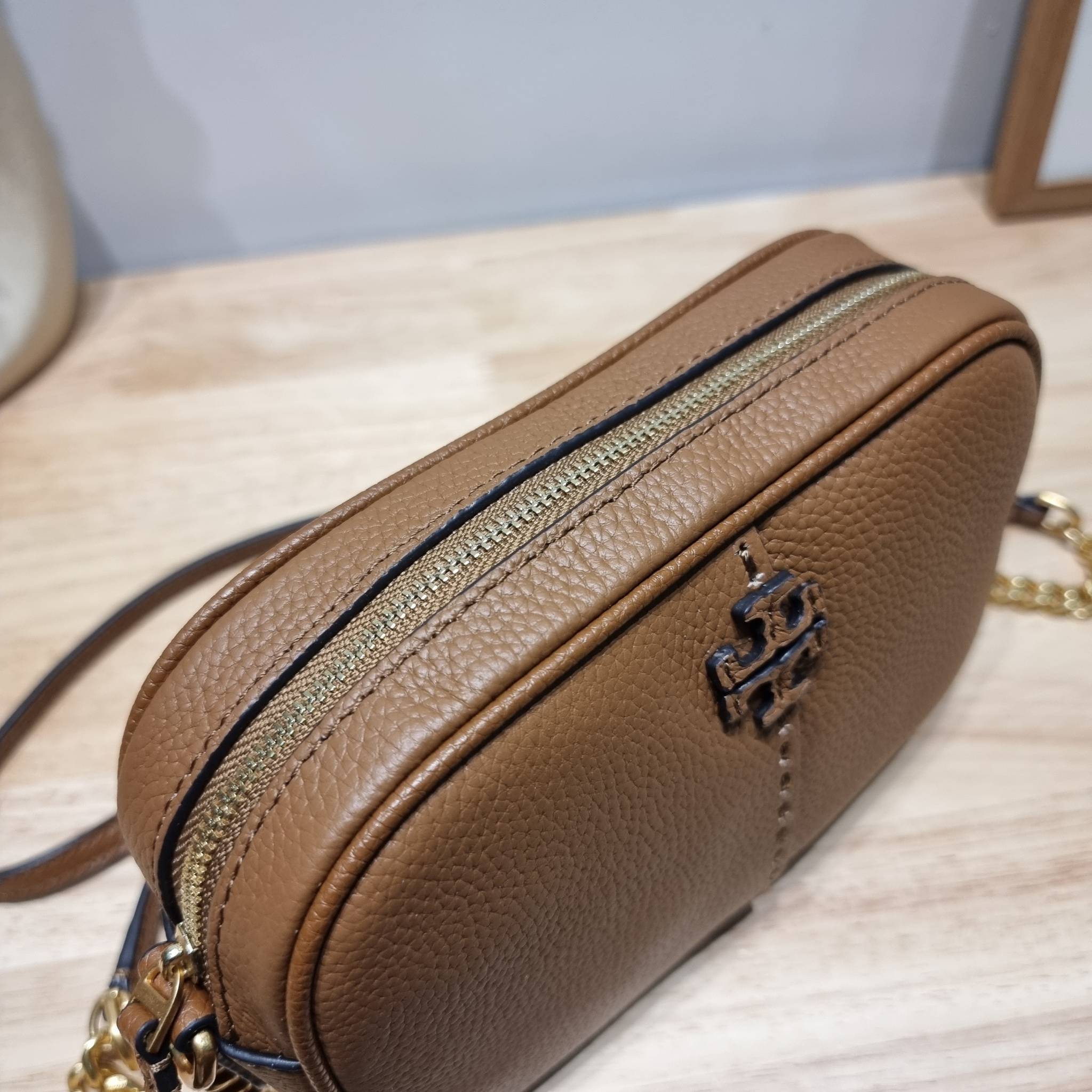 TORY BURCH MCGRAW CAMERA BAG ใหม่จากคอลเลคชั่นสุดคลาสสิค กับกระเป๋าสะพายข้าง ทรงกล่องไซส์กะทัดรัด น้ำหนักเบา ใช้งานง่ายด้วยซิปรูดเปิดปิด แมทช์ได้กับทุกสไตล์การแต่งตัว