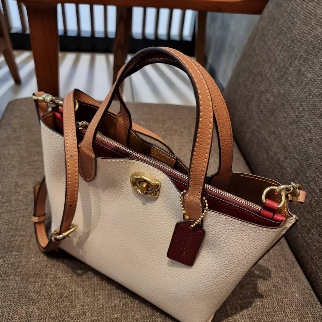 COACH C8561 C8869 WILLOW TOTE 24 IN COLOR BLOCK น้องสาวลุคลูกคุณมาแล้วจ้า กระเป๋าถือ/สะพาย ดีไซน์คัลเลอร์บล็อค ลงตัว เรียบหรู ใบจริงคือผู้ดี๊ผู้ดี ใช่ได้ทุกๆโอกาส วัสดุหนัง pepble อยู่ทรง เปิดปิดด้วยตัวบิดล็อค และอีกฝั่งเป็นกระดุมแม่เหล็ก ภายในโล่งกว้าง ใ