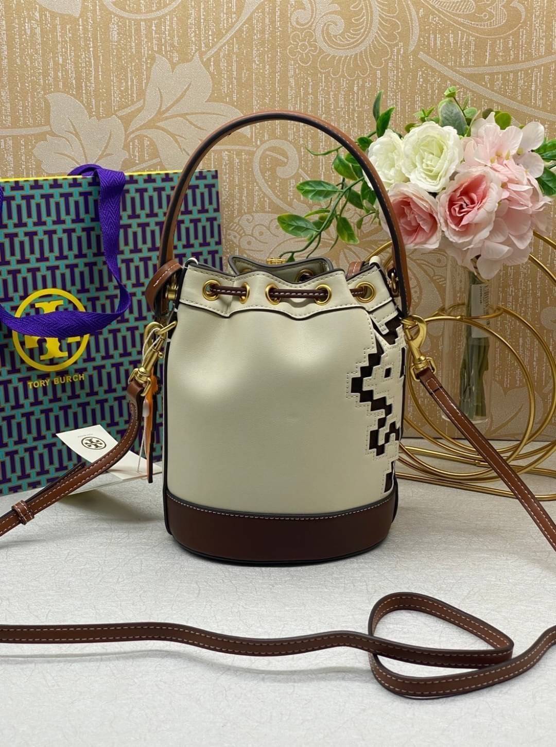 TORY BURCH MINI PIXELATED RABBIT BUCKET BAG 🐇 อดใจยังไงไหว น่ารักขนาดนี้ 🥕🥕 คอลเลคชั่นสุดเด็ดของปีนี้ น้องกระต่ายสุดน่ารัก กระเป๋าทรงบักเก็ตรุ่นยอดนิยม