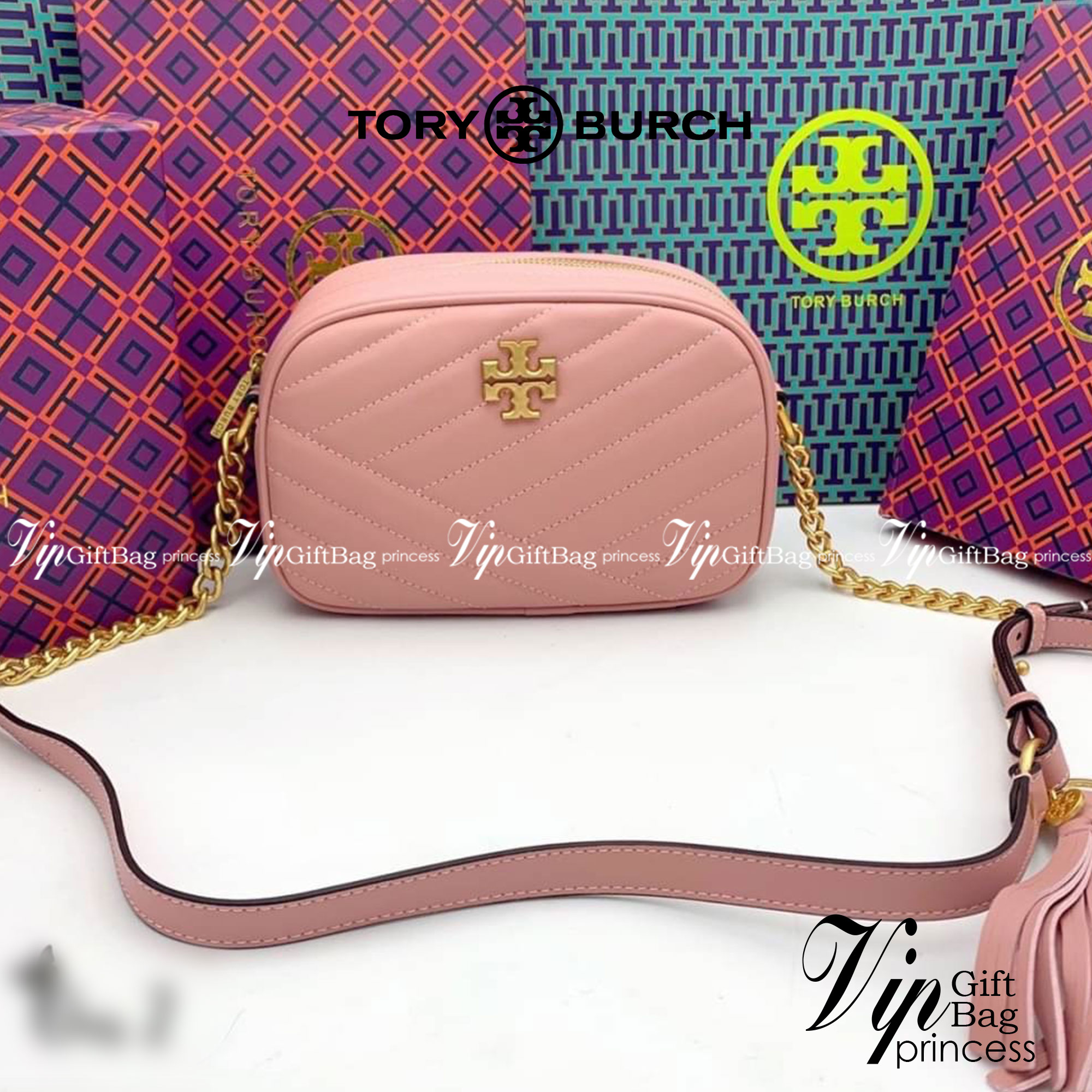 Tory Burch Kira Chevron Small Camera Bag กระเป๋าสะพายทรงกล่อง ซิปบน อะไหล่ทอง สายสะพายยาวแบบครอสบอดี้ งานสวยปั๊มทุกจุดเป๊ะทุกมุม เปิด - ปิดกระเป๋าด้วยซิป ด้านในโล่ง มีช่องซิป 1 ช่อง มาพร้อมสายสะพายยาว ปรับระดับได้ค่ะ
