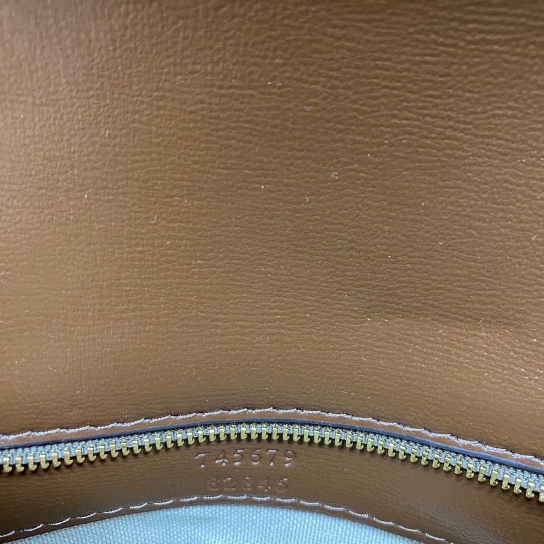 GUUCI GG Messenger Bag / guccipouch กระเป๋าสะพายทรงแมสเซ็นเจอร์วินเทจ พิมพ์ลายคมชัดโมโนแกรมแคนวาสกับไอเท็มที่หนุ่มๆต้องไม่พลาด รุ่น unisex ใช้ได้ทั้งชายหญิง ดีไซส์สวยเด่นเป็นเอกลักษณ์