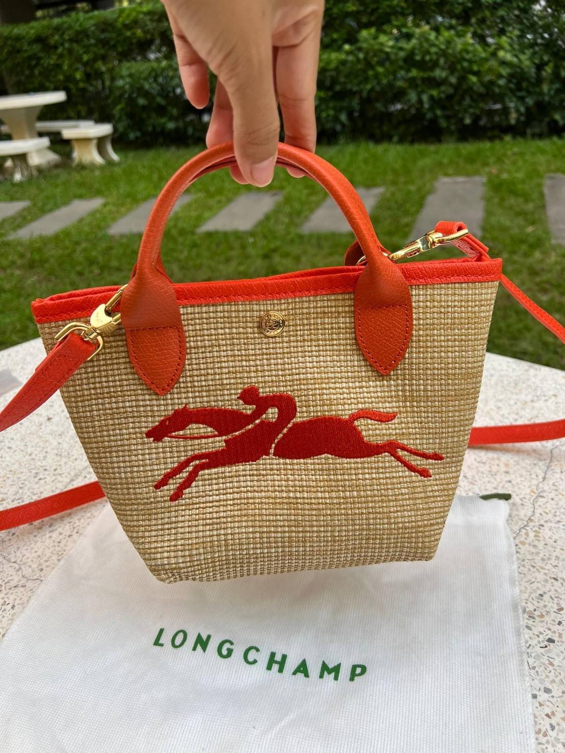 Longchamp Le Pliage Paris-St Tropez Handtasche มาแร้ววววใหม่ล่าสุดนุ้งมินิ ตัลร๊ากกก วัสดุสาน ด้านหน้าปักโลโก้ม้าอันเป็นสัญลักษณ์ของแบรนด์ ทนทานแข็งแรง ใบมินิ น้ำหนักเบา จุของได้เยอะ ใส่กระเป๋าตังค์ โทรศัพท์ iphone+ ได้ ภายในโล่ง มีสายสะพายไหล่ Crossbody 