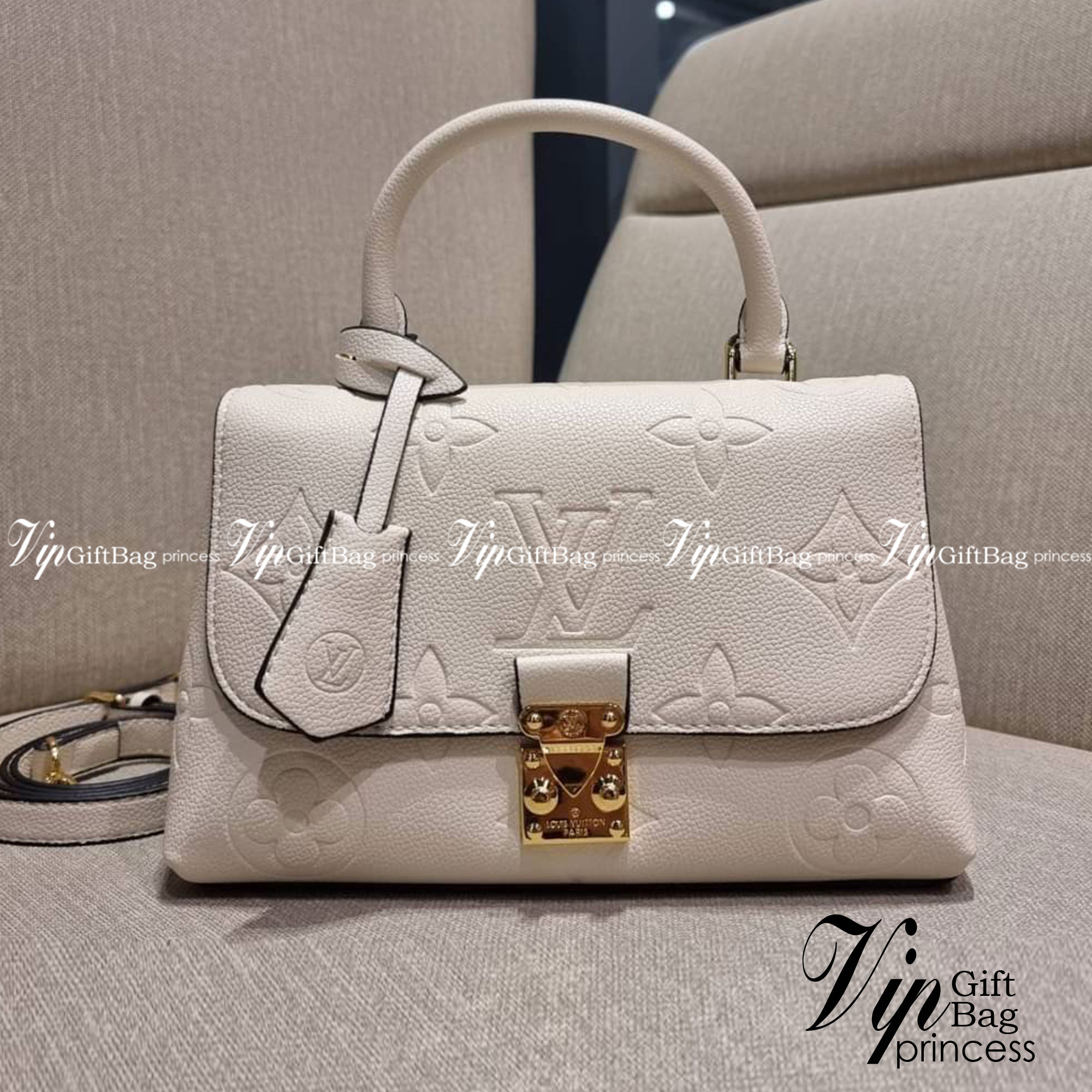 VIP 🥂 LV MADELEINE BAG ใหม่ล่าสุด อีกหนึ่งรุ่นคลาสสิคหายาก ที่สาวๆรอคอย กระเป๋าถือ/สะพายข้าง ดีไซน์เรียบง่าย แต่เต็มไปด้วยดีเทลความหรู วัสดุหนังวัวปั๊มลายเอกลักษณ์ เปิด‐ปิดด้วยอะไหล่กดล็อคสีทองหรู และมีพวงหนังห้อยพิเศษแถมมาให้ด้วย ภายในแบ่งสัดส่วน