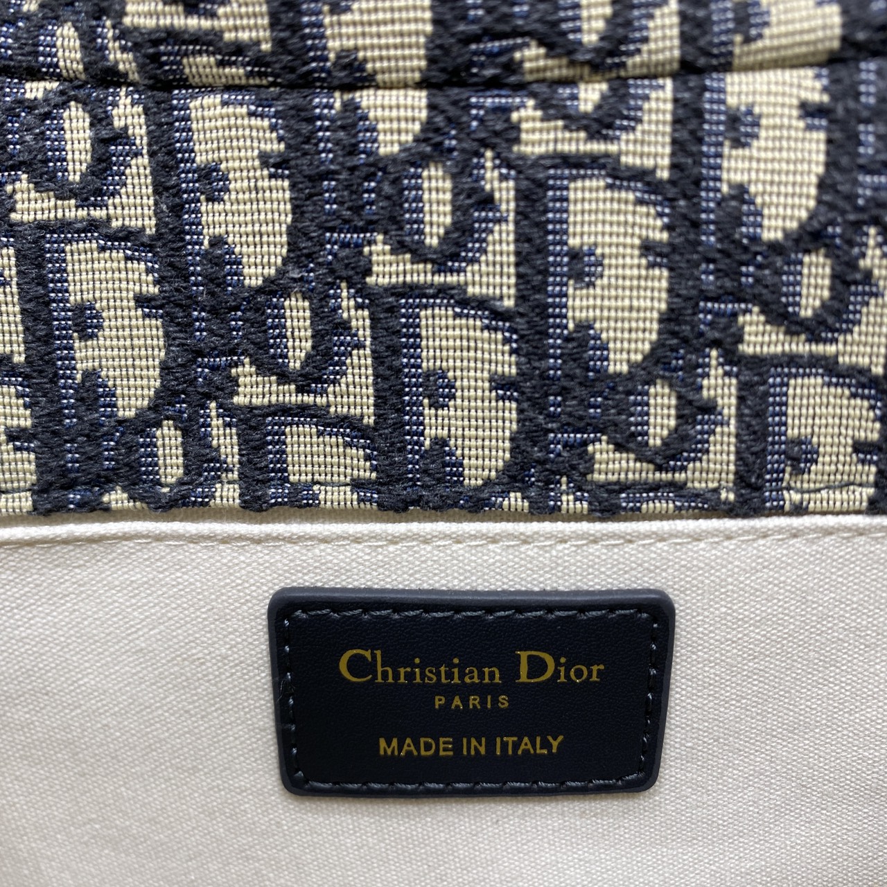 ORI หนังแท้ | DIOR Satchel Medium 30 Montaigne Dior Oblique jacquard fabric กระเป๋าสะพายไอเทมใหม่ประจำ Fall 2025 ยกระดับไลน์ 30 Montaigne ด้วยดีไซน์แบบแคชชวลที่เสริมด้วยรายละเอียดสุดประณีตบรรจง จากผ้าแจ็กการ์ดลาย