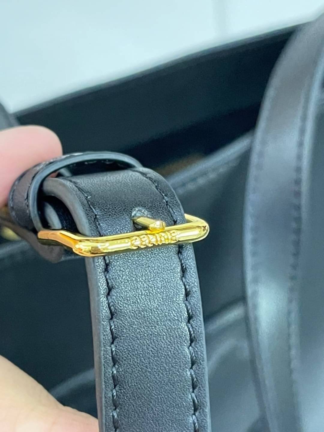 หนังแท้ CELINE SMALL BUCKET CUIR TRIOMPHE IN SMOOTH CALFSKIN / CELINE BUCKET BAG CUIR TRIOMPHE พร้อมส่งที่ไทย คอลเลคชั่นใหม่ ฮิตข้ามปี กับกระเป๋าสะพายทรงถัง ใช้งานง่ายที่สุด สายสะพายในตัว ปรับใช้ได้เลย วัสดุหนังวัว เรียบหรู ผู้ดีไปอีก โดดเด่นด้วยโลโก้เอกล