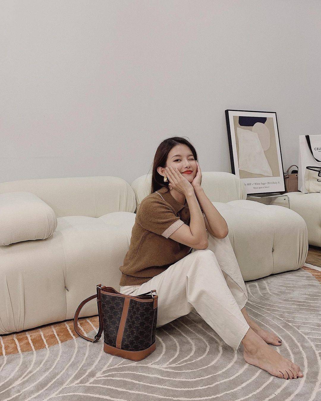 CELINE BUCKET BAG VIP GIFT WITH PURCHASE (GWP) พรีเมี่ยมกิ๊ฟ Limited Edition จาก CELINE HAUTEPARFUME DUTYFREE COUNTER วัสดุ TRIOMPHE CANVAS ดีไซน์สวยคลาสสิคไม่มีเอ้าท์เปิดปิดด้วยกระดุมภายในโล่งกว้างและจุมากสามารถใส่กระเป๋าสตางค์ กล้อง มือถือ ของใช้ได้เยอะ