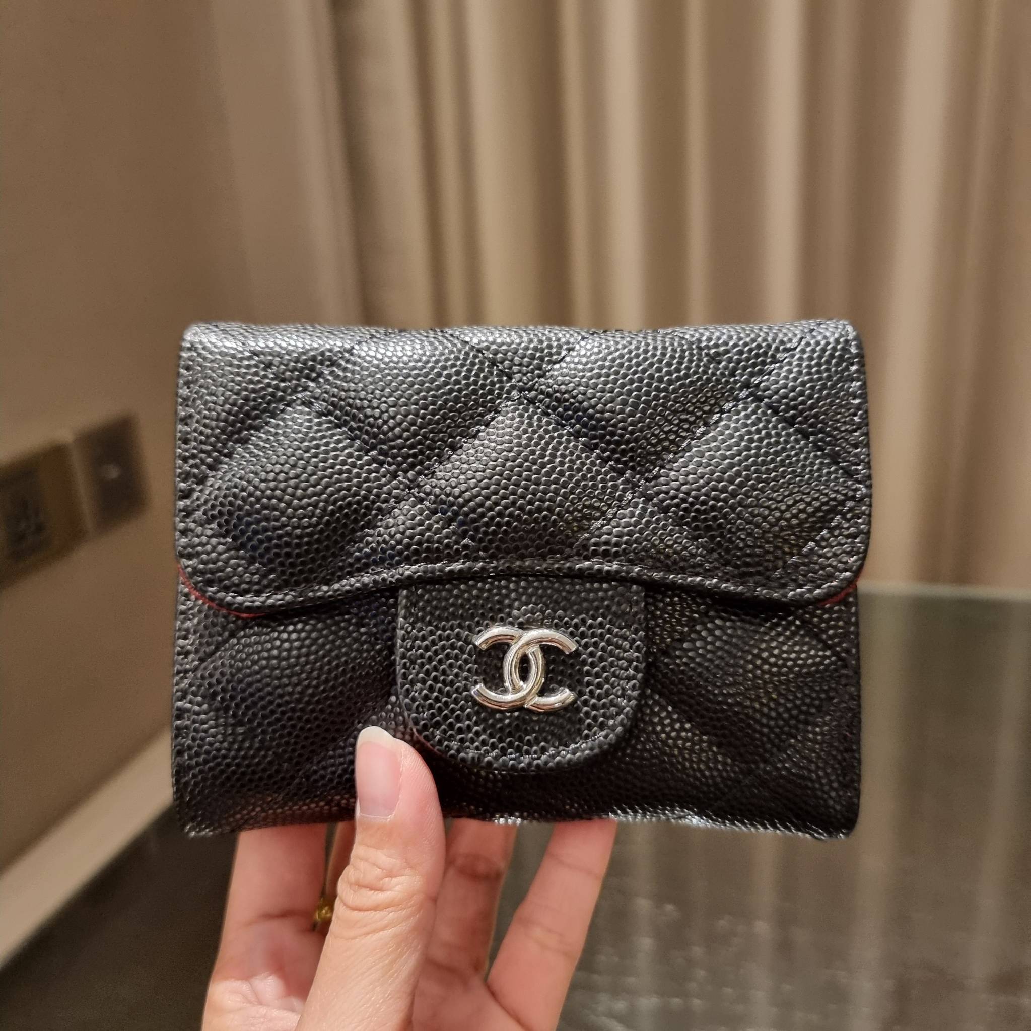 VIP 】มาแล้วจ้า!! รุ่นแนะนำ!! ฮิตติดใจสาวๆ!! กระเป๋าสตางค์ใบสั้นรุ่นฝาพับ จาก Chanel premium for gift เรียบหรู ดูไฮน์ วัสดุหนังสังเคราะห์ลายคาร์เวีย ด้านในเป็นหนังซาฟเฟียโน่ เปิด-ปิดด้วยกระดุมแม่เหล็ก ภายในกระเป๋ามีช่องใส่บัตร ใส่ธนบัตรได้ ดีไซน์เรียบหรูตา