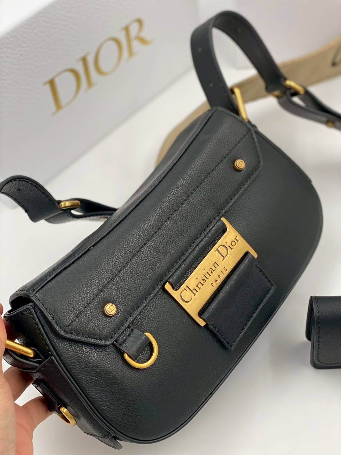 ORI หนังแท้ | DIOR Small Streetchic Bag Black Vintage Smooth Leather กระเป๋าสะพายนิยามใหม่ของดีไซน์อันเป็นเอกลักษณ์ ฝาพับแบบแม่เหล็กสีทองโบราณสลักลาย Christian Dior Paris และห่วง D-ring ทันสมัย