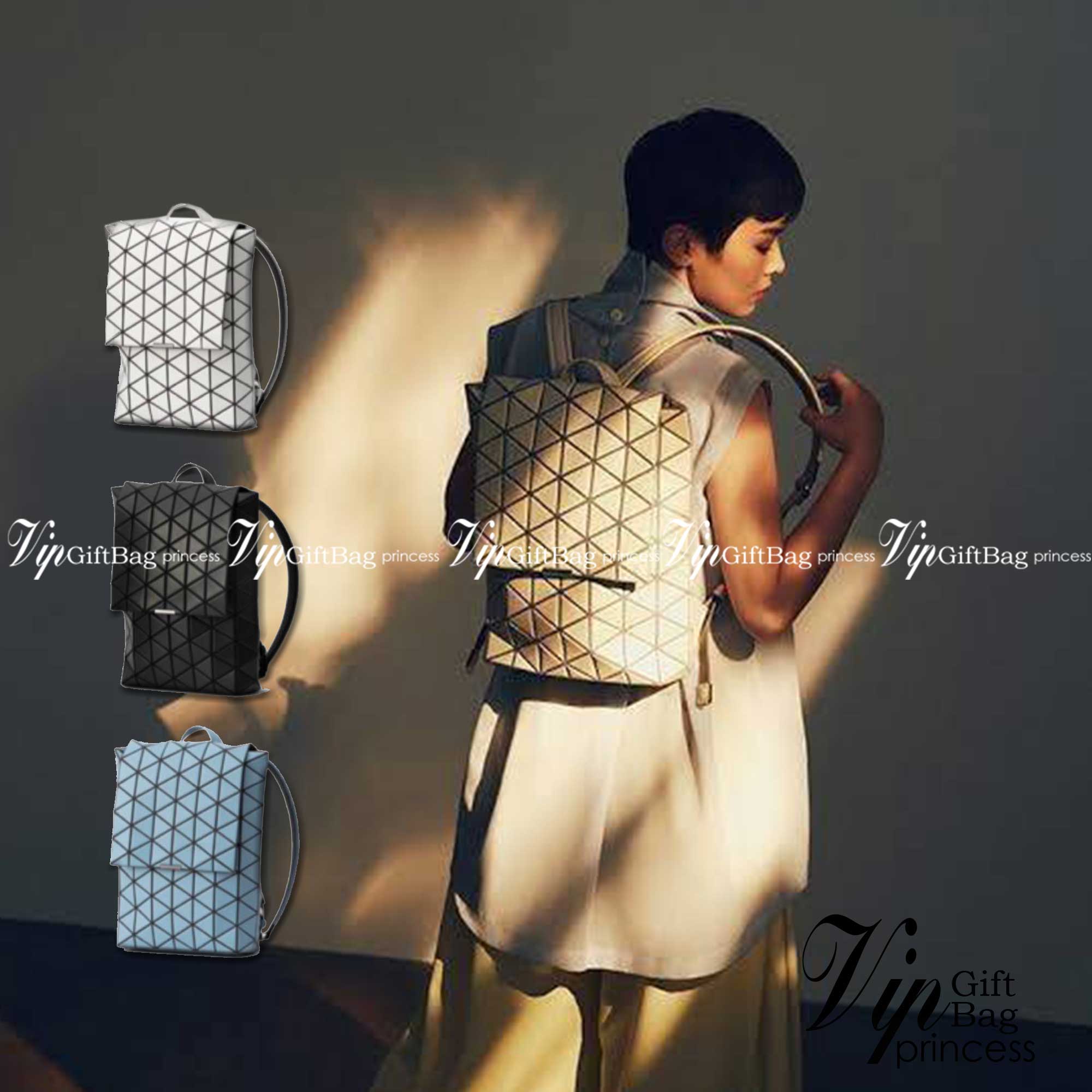 BAO BAO ISSEY MIYAKE Flap Backpacks กระเป๋าสะพายหลังรูปแบบใหม่จะเปิดตัว โดดเด่นด้วยฝาพับรูปสี่เหลี่ยมผืนผ้าที่เปิดและปิดได้ง่าย และรูปทรงแบบมินิมอล เป้สะพายหลังใช้งานได้ดีมาก