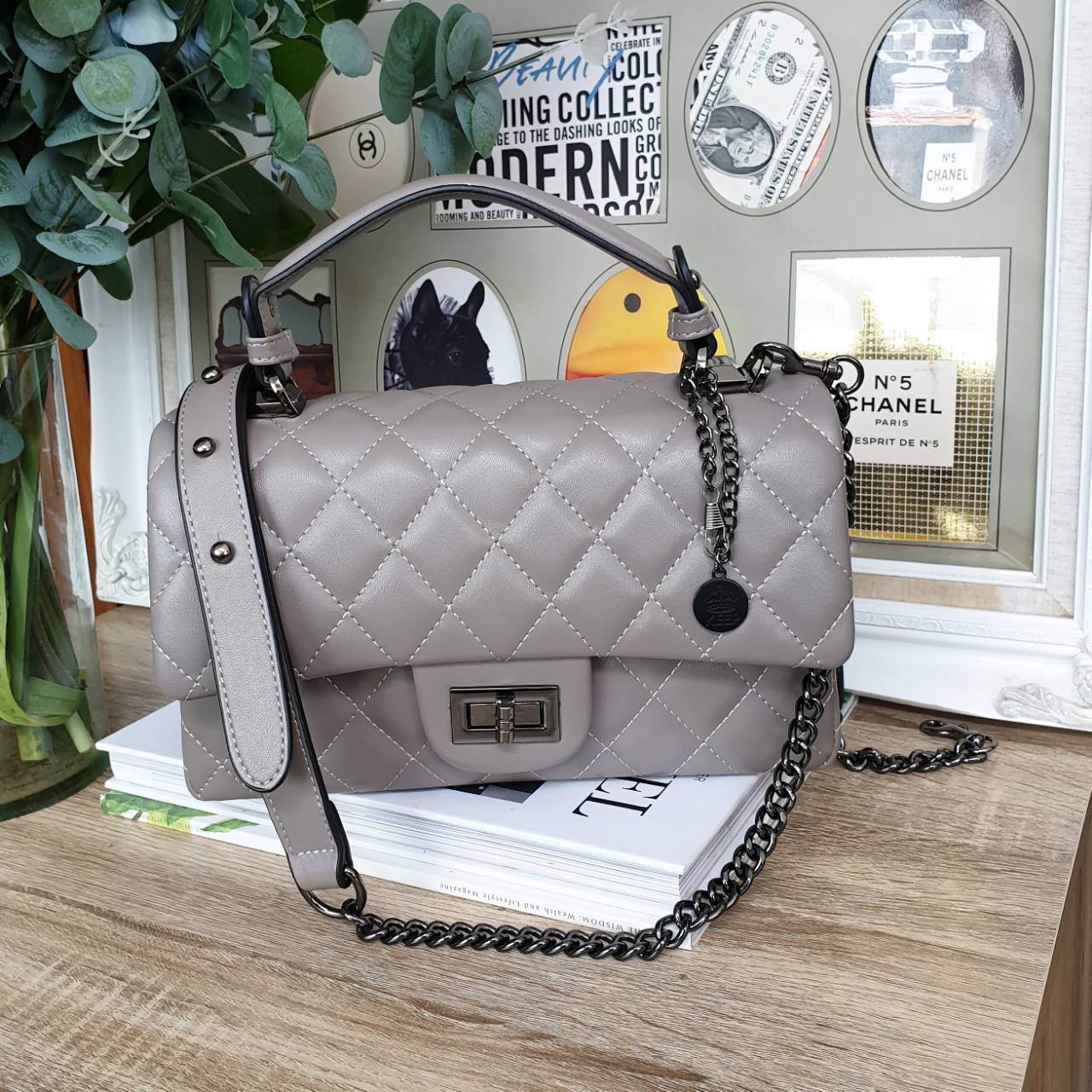 สินค้าเข้าใหม่ KEEP รุ่น Coco chain handbag ✨กระเป๋าทรงหรูวัสดุทำจากหนังแกะสังเคราะห์ หนัง นิ่ม ฟู ตึง สวยอยู่ทรงตามแบบฉบับของแบรนด์ รุ่นใหม่ตัวนี้ปักลายตารางสวยหรู การเย็บประณีตทุกตาราง อะไหล่สีดำ เงา เกรดพรีเมี่ยม ✨รุ่นนี้ดีไซน์มีหูหิ้ว สา
