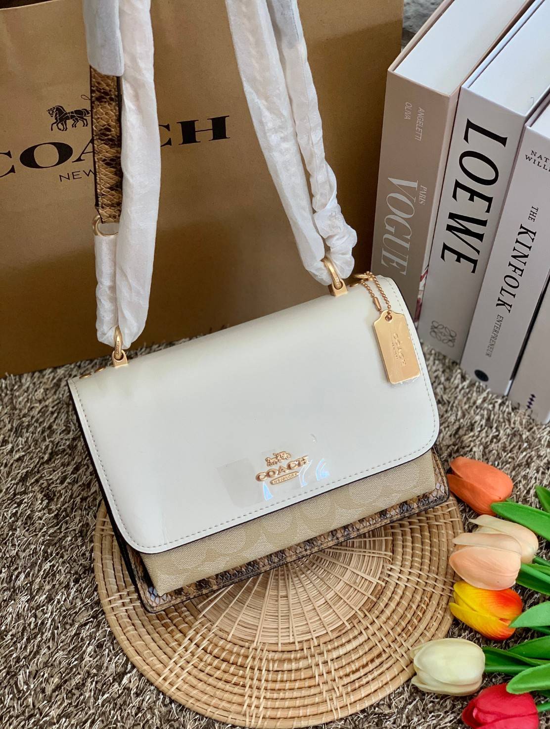 พร้อมส่งถึง8สี ห้ามพลาดค่ะ! COACH KLARE CROSSBODY BAG ((91019//91174//90400//1424//90635)) พร้อมส่งที่ไทย กระเป๋าสะพายครอสบอดี้ร์หรือสามารถทบเป็นสายคู่คล้องไหล่ได้ด้วยค่ะ หนังแท้ แต่ละสีทำลายหนังได้สวยงามแตกต่างกันออกไปนะคะ ✔️ห้อยด้วยป้ายแบรนด์แบบโ