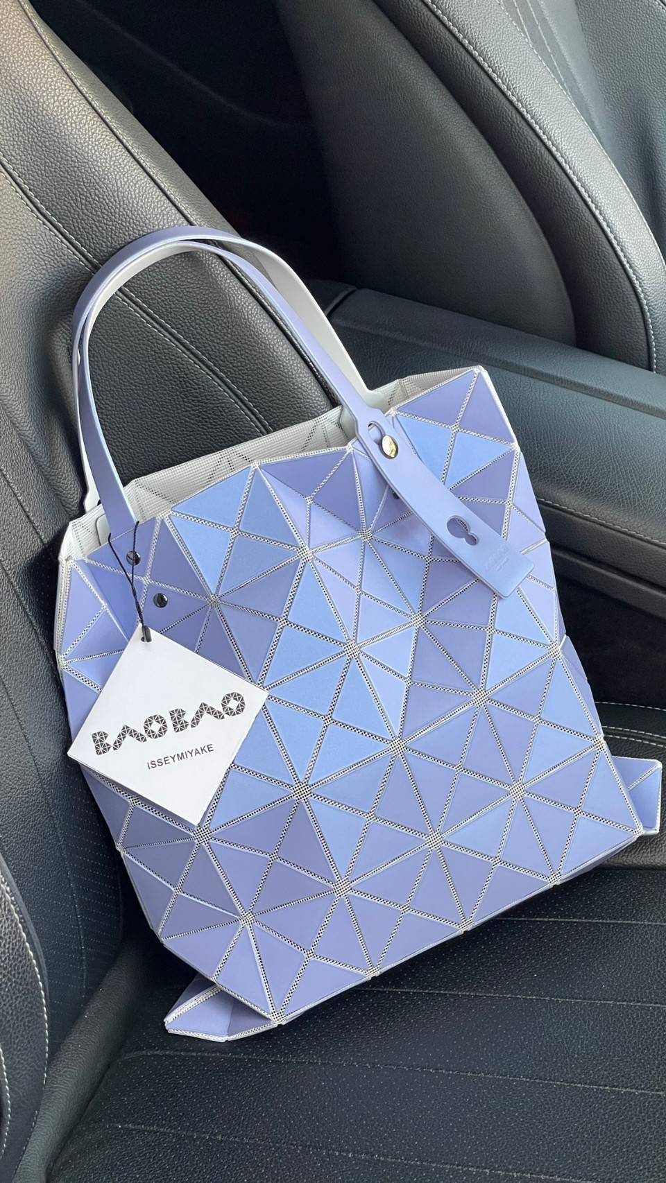 ORIGINAL 🌸 BAO BAO ISSEY MIYAKE LUCENT 6X6 matte tote bag เป็นซีรีส์ที่โดดเด่นด้วยโทนสีสว่าง โดดเด่นด้วยลักษณะต่างๆ เช่น ตาข่ายสว่างที่มองเห็นได้ผ่านช่องว่างระหว่างชิ้นสามเหลี่ยม