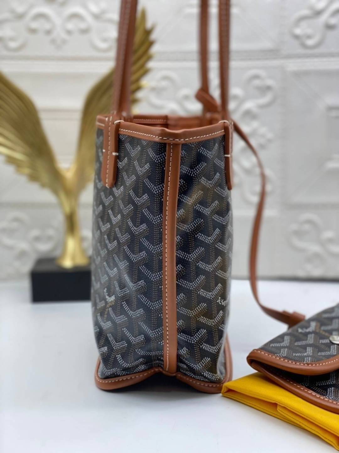 9 สี GOYARD ANJOU TOTE MINI / Goyard Mini Tote เกรดออริจินอลสลับแท้ ใช้งานต่างประเทศได้ ฮอตไอเท็ม กับกระเป๋าสะพายทรงโท้ท ไซส์มินิ กะทัดรัด มาครบสีขายดี เลิศทุกสี รูปทรงคลาสสิค ดีไซน์เป็นเอกลักษณ์ ใช้งานได้หลากหลาย