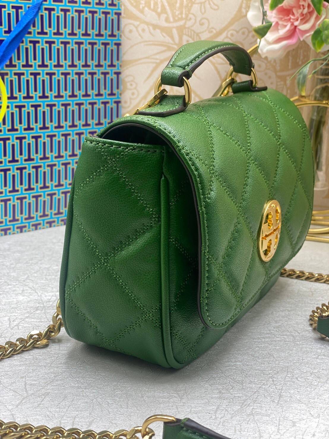 Tory Burch Willa Mini Top Handle Bag พร้อมส่งที่ไทย ใบจริงคือสวยสุดดไปเลยค่าา! กระเป๋าสะพายข้างหรือหิ้วก็เก๋ไปอีกเลยค่ะ! หนังอย่างดี ลายนวมนิ่มมือดีมากค่ะ ด้านหน้ามีอะไหล่โลโก้แบรนด์