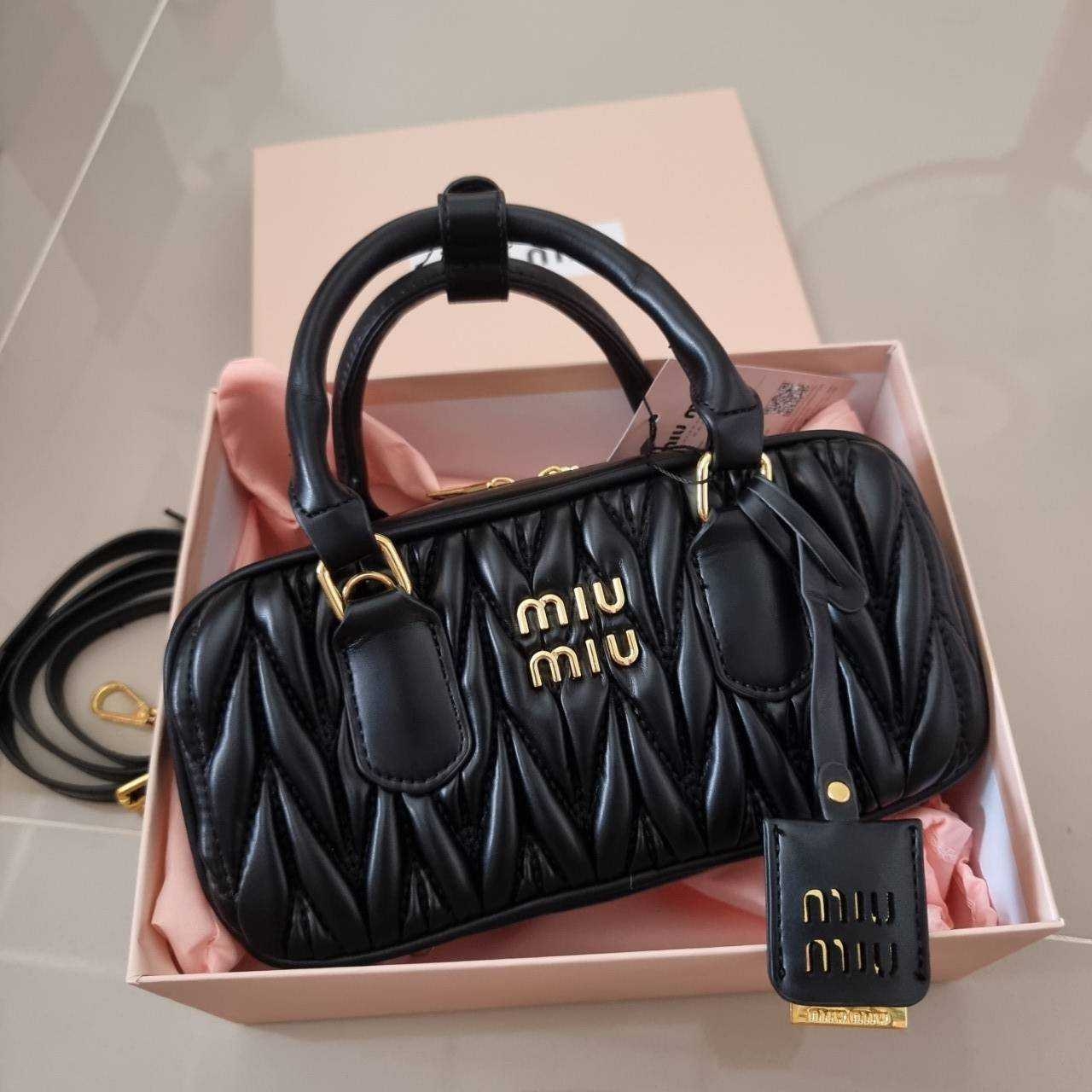 MIU MIU ARCADIE METELASSE LEATHER BAG กระเป๋าถือ/สะพายสุดชิค ที่ไม่มีตอนนี้คือพลาด ดีไซน์เพิ่มดีเทล ด้วยการเดินด้ายเป็นเอกลักษณ์ สวยดูแพง หูจับในตัวง่ายและสะดวกพกพา