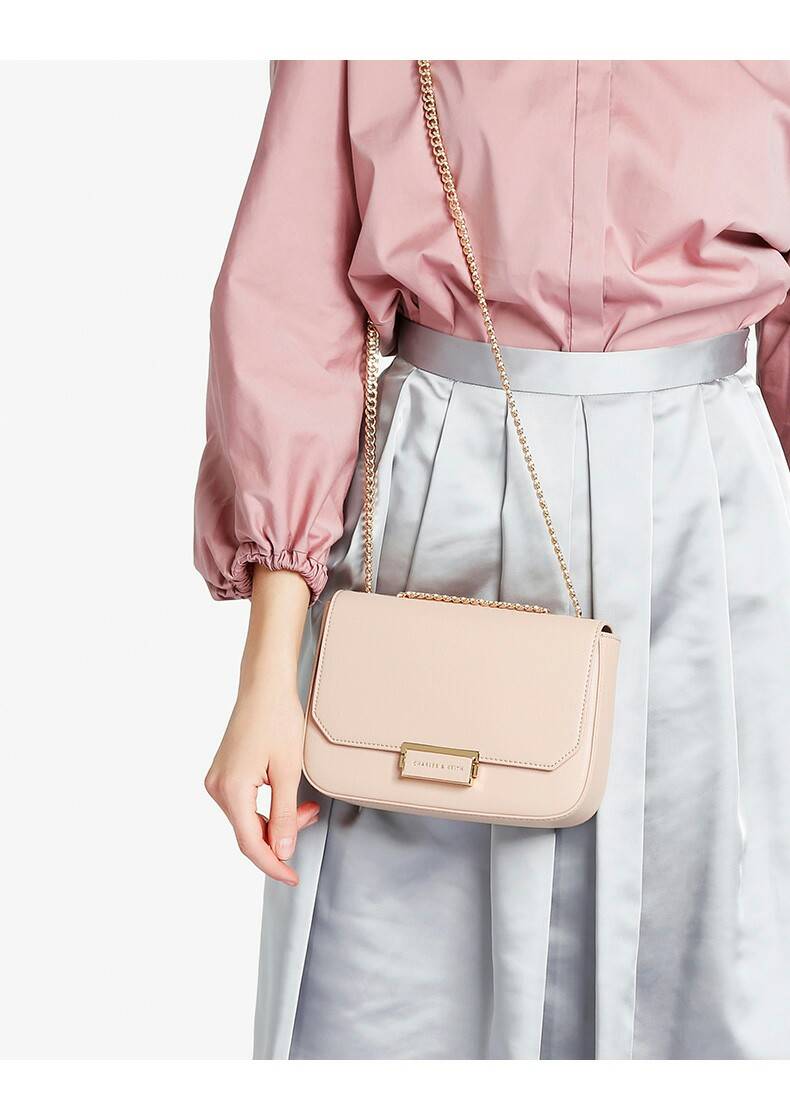 CHARLES & KEITH PUSH-LOCK CHAIN SLING BAG Best seller กระเป๋าอยู่ทรงสวย วัสดุลายคาร์เวียร์หนังสวยใช้ เปิดปิดด้วยตัวล็อค ด้านในมีช่องซิป 1 ช่อง จะสะพาย แบบสายโซ่คู่/เดี่ยวก็สวยน่ารักค่ะ