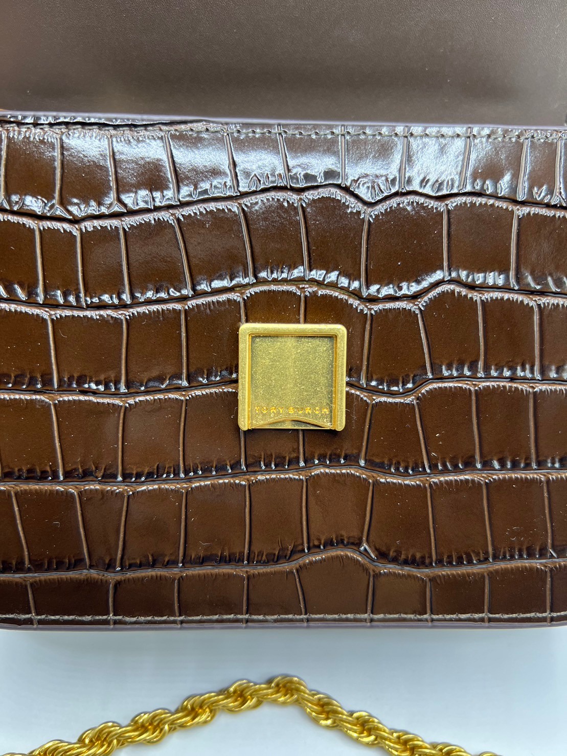 6 สี Tory Burch Croc Eleanor Small Bag / TORY BURCH ELEANOR CROC EMBOSSED LEATHER กระเป๋าสะพายหนังพิมพ์ลายจระเข้ ดีไซน์หรูหรา โด่นเด่นด้วยโลโก้แบรนด์อะไหล่ด้านหน้า และสายสะพายโลหะสีทอง