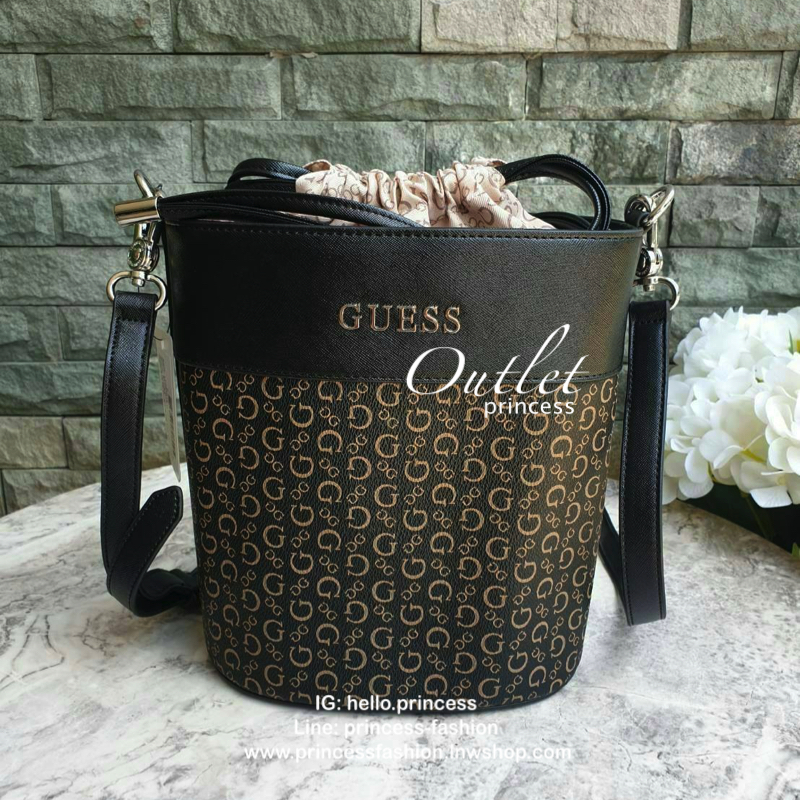 3สี Guess Bucket Bag กระเป๋ารุ่นใหม่ล่าสุด อวดไอเทมแสนเก๋กับกระเป๋าทรงถังสุดน่ารัก พิมพ์ลายรอบใบ วัสดุ Saffiano PU คุณภาพดี นิ่ม น้ำหนักเบา ด้านหน้าประดับด้วยโลโก้แบรนด์สวยโดดเด่น เปิดปิดด้วยเชือกหนังใช้หูรูดปลายเชือกประดับอะไหล่เงินสะดวกใช้ ด้านในโล่งกว้