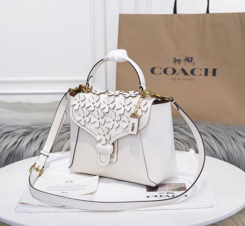 Coach Courier Carryall 23 With Floral Applique สินค้าใหม่ทรงน่ารัก ใช้แล้วดูแพงมากกก มีช่องใส่ขนาดกว้าง ใส่ของได้จำนวนมาก แถมยังสามารถถือเก๋ๆ แบบคุณนาย พร้อมทั้งสะพายเป็น crossbody ก็ได้ โดดเด่นด้วยสีส้น ดูเก๋ไม่เหมือนใครจิงๆ เปิดปิดด้วยกระดุมหมุน ใช้แล้ว