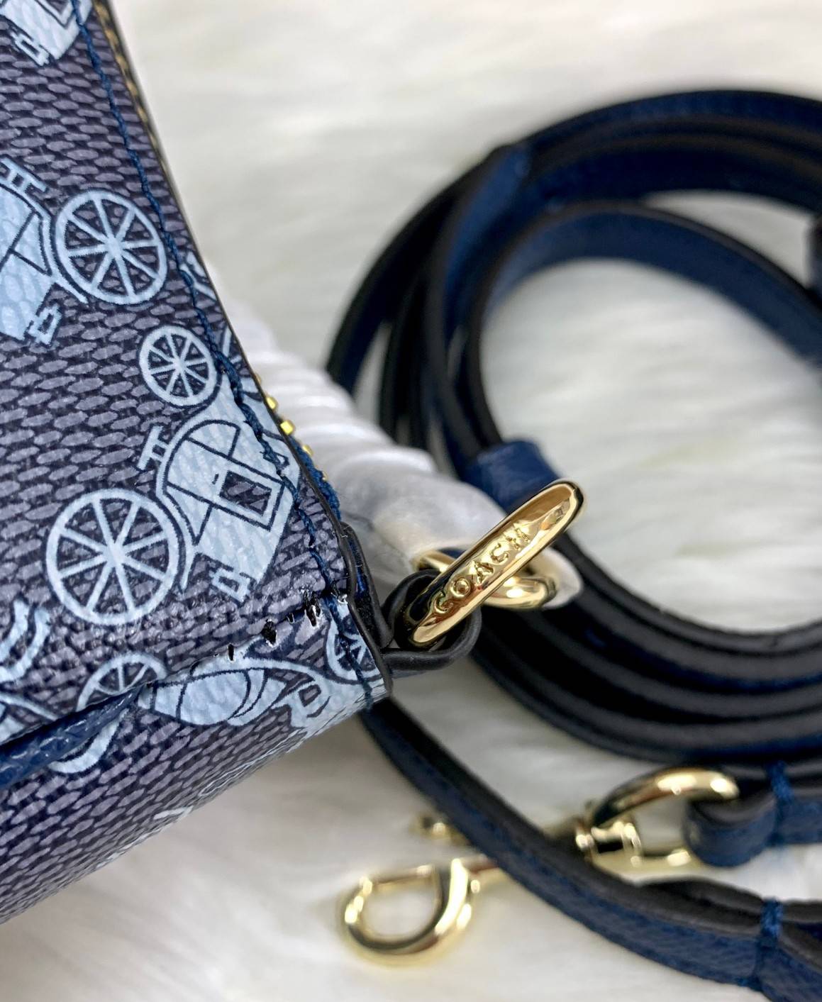 COACH POUCH HORSE AND CARRIAGE PRINT ((36674)) รุ่นแนะนำ ได้ไปไม่ผิดหวังแน่นอนค่ะ! กระเป๋าหิ้ว//สะพายไหล่//สะพายข้างได้ วัสดุ pvc นิ่มอย่างดี ลายรถม้าทั้งใบ สวยงามค่ะ เปิดปิดกระเป๋าแบบซิป ภายในสามารถใส่กระเป๋าเงินใบยาวได้;ของจำเป็นได้ครบค่ะ มีช่องเล็กให้ใ