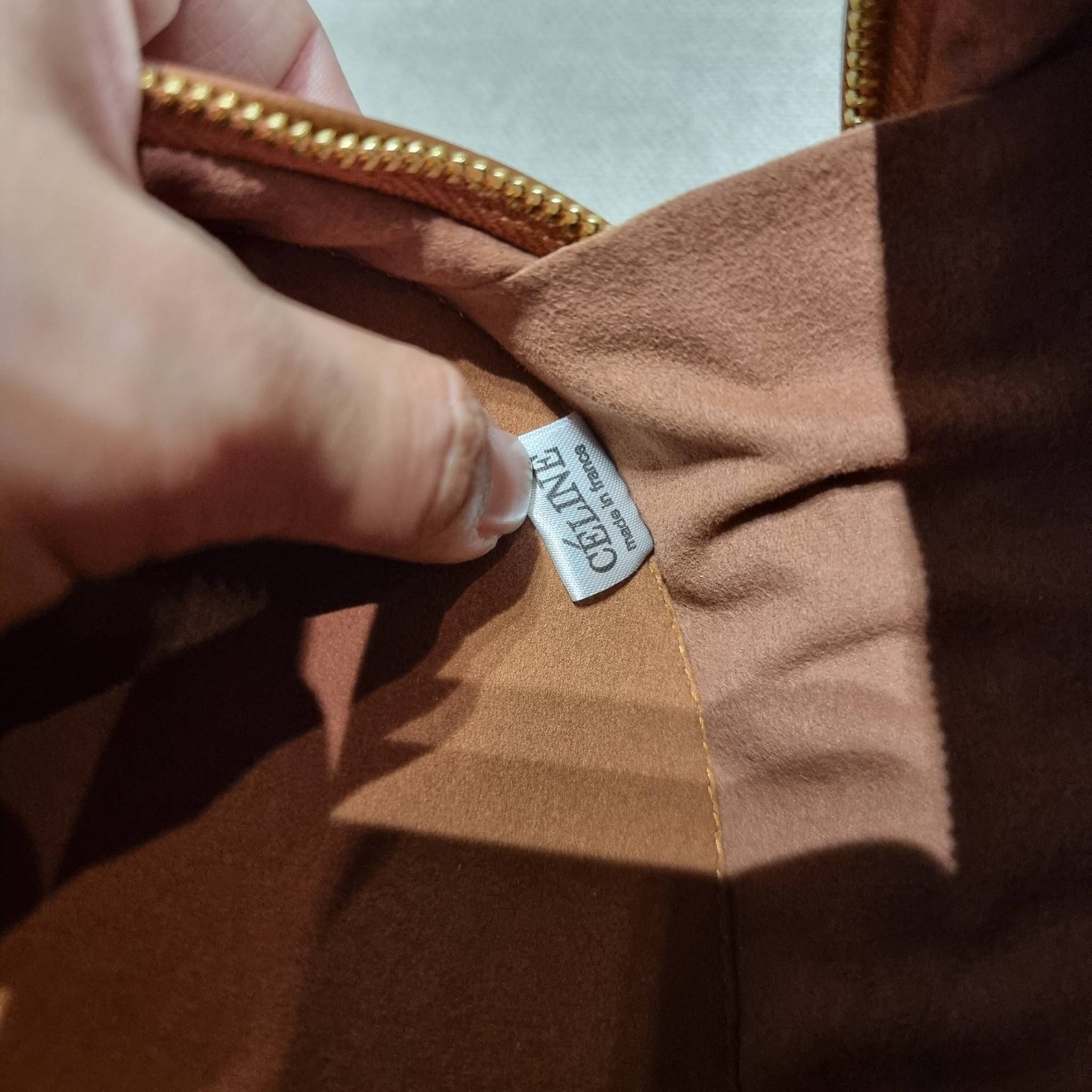 VIP 🥂 CELINE OVAL MINAUDIERE CUIR TRIOMPHE น้องน่ารักม้ากกกก!! น่ารักตะโกนไปเลย!! กับกระเป๋าทรง oval รุ่นแรร์ไอเท็ม ที่หายาก และ sold out ไปหลายรอบ!! น้องใบกะทัดรัด สำหรับสาวๆที่ชอบพกพกของแบบง่ายๆ ให้ชีวิตไม่ยุ่งยาก คล้องแขนใช้งานเก๋ๆ วัสดุหนังสัง