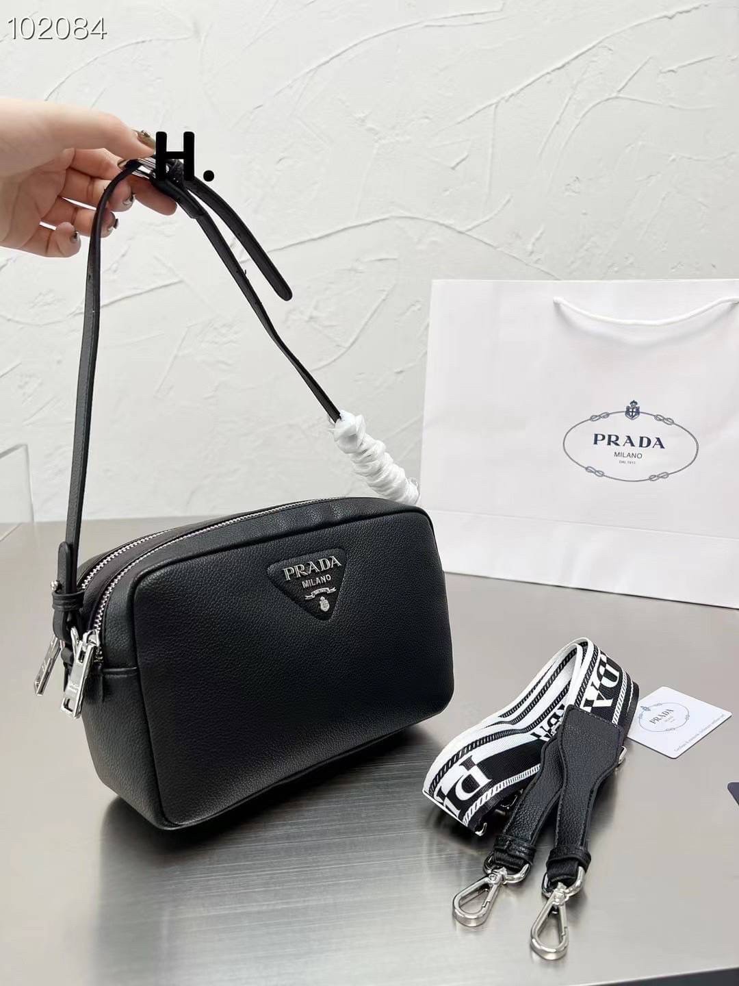 PRADA CAMERA LEATHER BAG with shoulder strap / PRADA MESSENGER BAG BLACK กระเป๋าสะพายหนัง รุ่น Unisex ใช้ได้ทั้งชายหญิง ขนาดกำลังดี ดีไซน์เรียบ แต่หรูหรา พร้อมสายสะพาย 2 เส้น ปรับระดับได้ สามารถสะพายไหล่ และครอสบอดี้
