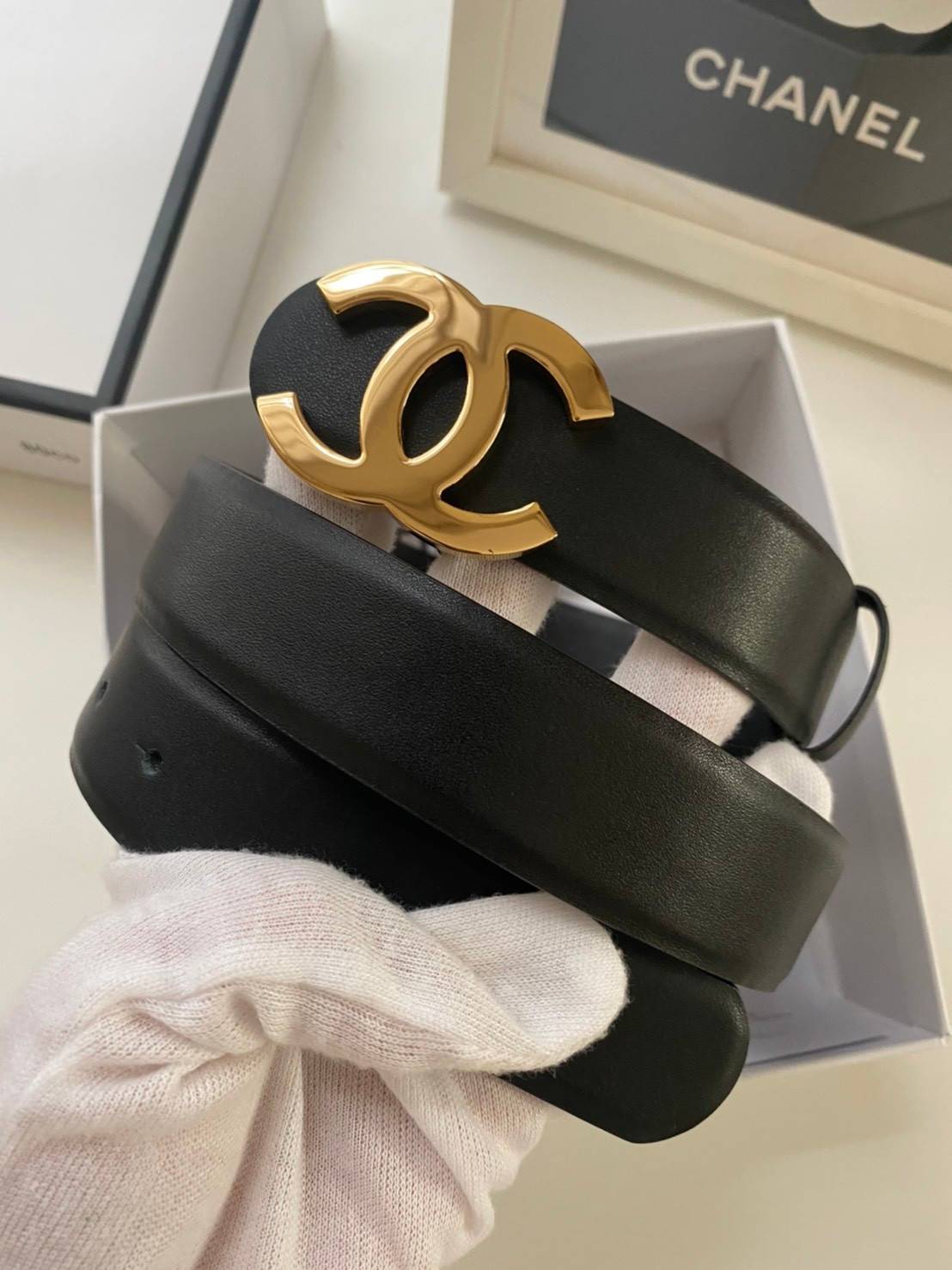 CHANEL BELT เข็มขัดสุดหรูสายหนังแท้ หรูหรา น้อยแต่มาก ภาพถ่ายจากงานขายจริง โลโก้ 3D metal เข้าได้กับทุกลุ๊คสไตล์การเเต่งตัว สวยหรูดูดีมีระดับ ไอเท็มนี้แนะนำเลยค่าา มาน้อยรีบๆ หน่อยน้าา