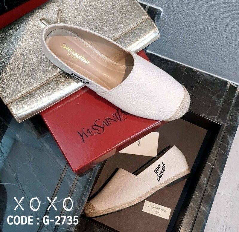 Saint Laurent คัชชู ผ้าแคนวาส สไตล์เทย์ แต่มีดีเทลความแพงโดยแบรนด์ ปักด้านข้าง สวยเทย์มาก โดนใจแอดมินที่สุด รอบๆที่พื้นว่างเชือกฟางปอโดยรอบ