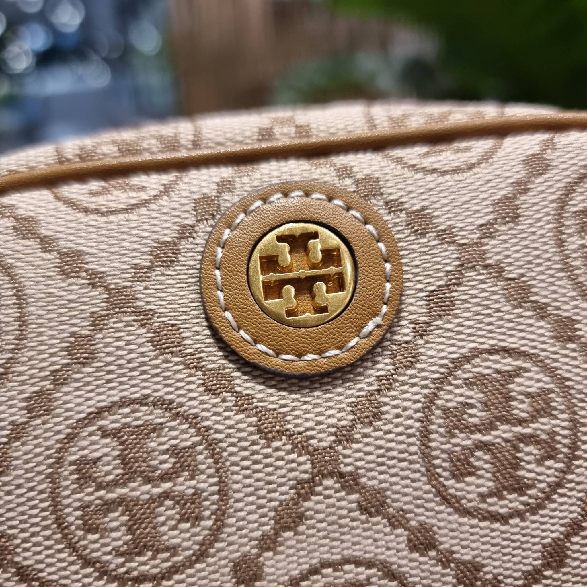 TORY BURCH T MONOGRAM JACQUARD MINI COSMETIC CASE ใหม่ล่าสุด กับกระเป๋าเอนกประสงค์ ที่ไม่ว่าจะไว้ใส่เครื่องสำอางค์ หรือจะไว้พกจำเป็นเช่น เงิน หรือกุญแจต่างๆ น้องใบนี้จัดให้ได้หมด สวยหรู ขนาดเหมาะมือ ถือแล้วขับผิว วัสดุผ้า jacquard รูดเปิด-ปิดด้วยซิป ภายใน