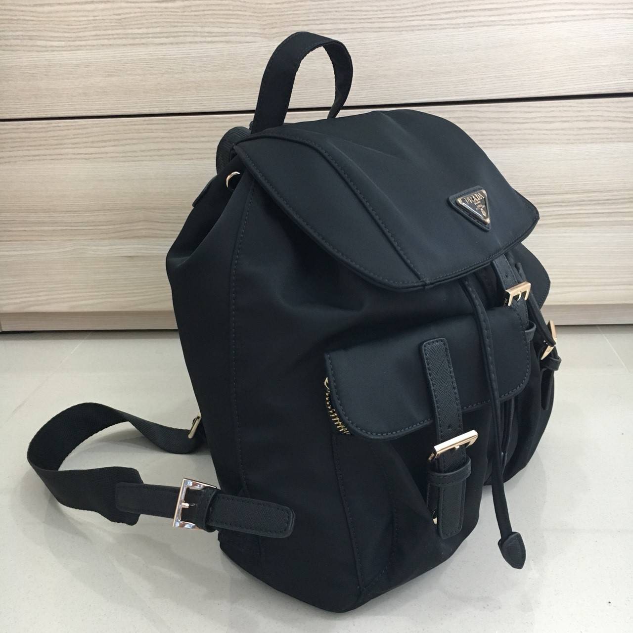 ล็อตใหม่ รุ่นแนะนำค้าา♡ กระเป๋าเป้ทรงสวย Prada Nylon Backpack With Pocket วัสดุผ้าไนล่อน กันน้ำเนื้อหนาอย่างดี ใบนี้ ดีไซต์สวยเก๋ เป้แบบหูรูด **ทรงสวยน่ารัก เปิดปิดด้วยกระดุมแม่เหล็ก เข็มขัดปรับได้ ด้านหน้ามีกระเป๋าอีก 2 กระเป๋าเปิดปิดด้วยซิป ด้านใ