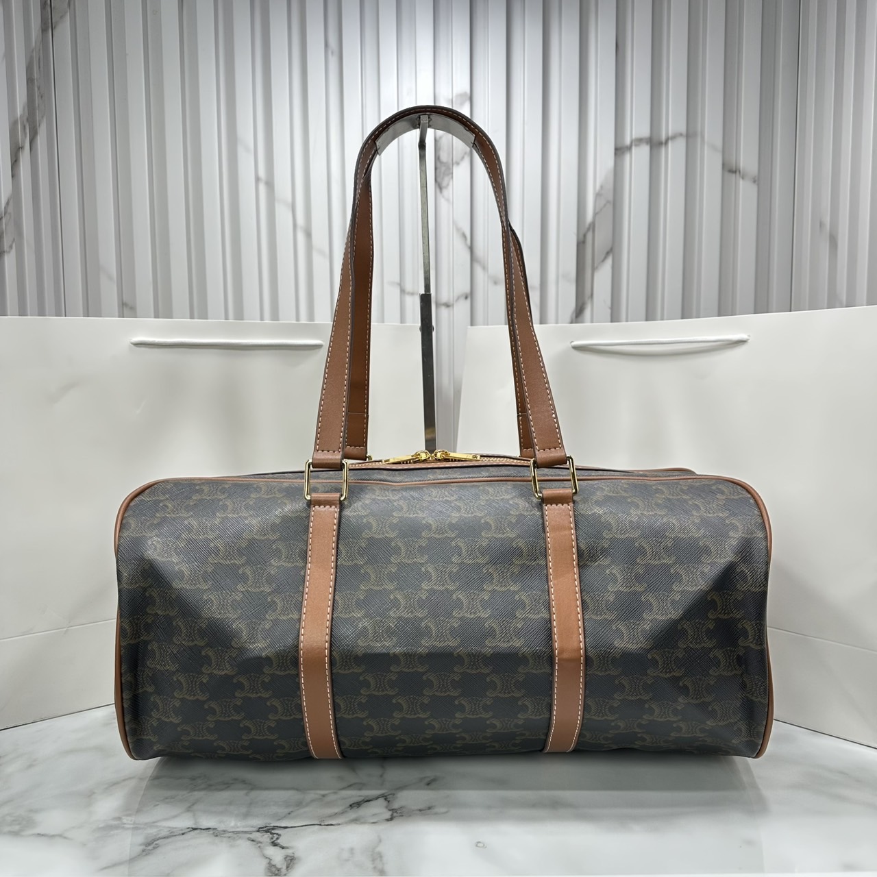 ORI หนังแท้ | CELINE GYM bag in Triomphe สายออกกำลังกายแบบติดแกรมต้องไม่พลาดใบนี้ค่ะ กับกระเป๋าทรง keepall มาในรูปทรงใหม่สปอร์ตเท่คูล ใบใหญ่ทรงเรียวไม่เทอะทะ เหมาะสำหรับใส่ของไป Gym หรือ Short Vocation ก็เหมาะมากๆ