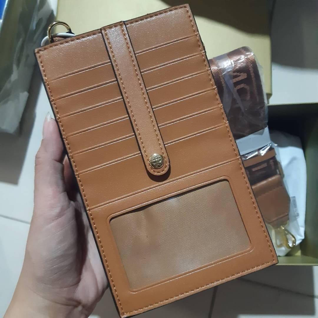 M.C.M CROSSBODY PHONE CASE กระเป๋าอะไรเอ่ยฮิตกันทั่วบ้านทั่วเมือง!!?? กระเป๋าใส่โทรศัพท์ไงจ้ะ!! เดินไปไหนใครก็ใช้ เพราะทุกคนต้องการความสะดวก ใบนี้ตอบโจทย์ไปเล้ย!!