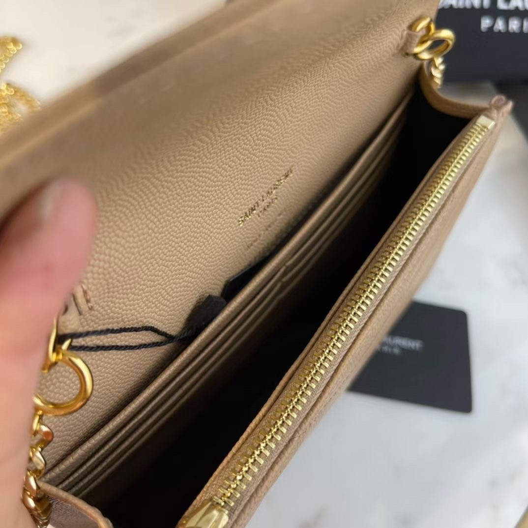 VIP 】หนังแท้ YSL Saint Laurent Envelope WOC 7.5” กระเป๋าเงิน wallet on chain ที่มาพร้อมสายสะพายแบบโซ่ ขนาด 7.5” หนังวัวติดโลโก้ YSL มีทั้งอะไหล่เงิน ทอง และดำ ด้านในมีช่องซิป และช่องใส่การ์ด 6 ช่อง เรียบหรู คลาสสิคมากๆ เลยค่ะ